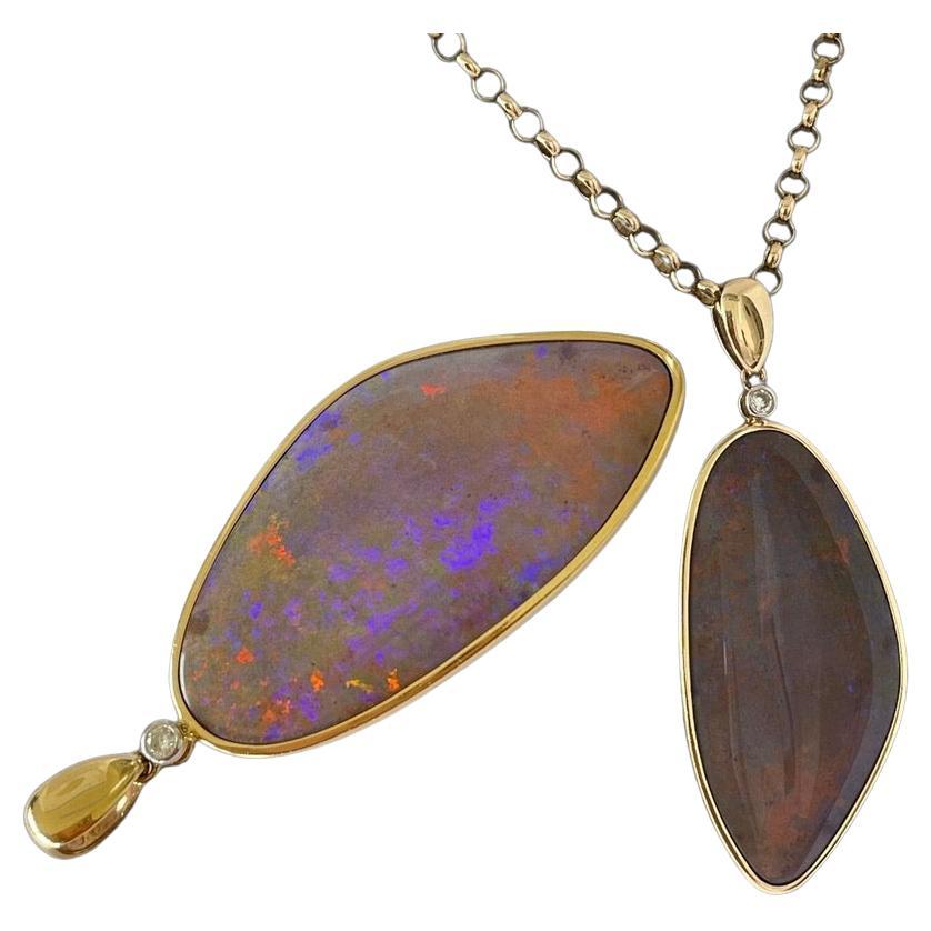 Dieser atemberaubende Anhänger ist mit Worten nicht zu beschreiben.
Er zeigt einen massiven, massiven australischen Opal, der in Queensland abgebaut wird.
Der Opal zeigt ein Farbenspiel aus Rot, Blau und Grün mit roten Blitzen sowohl auf der Vorder-