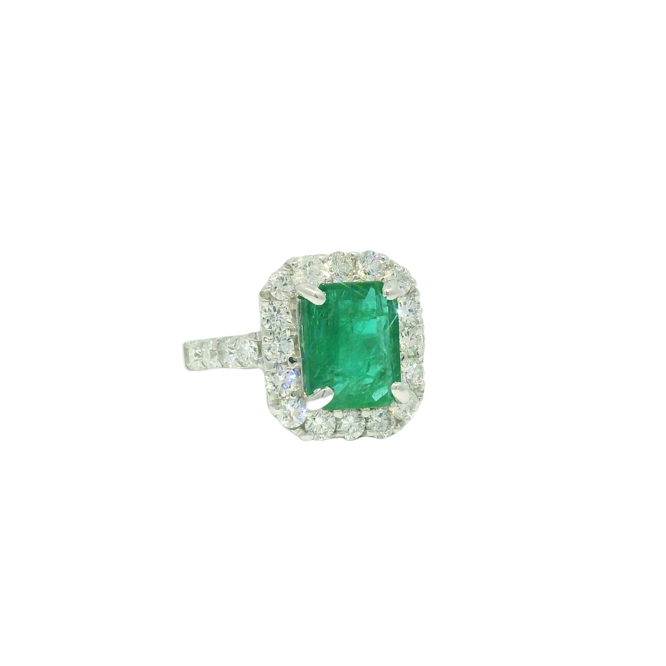 Anello con smeraldo naturale da 3,95 carati e diamante naturale aureolato da 18 carati

Questo squisito anello presenta un vibrante smeraldo al centro, circondato da un'aureola di diamanti scintillanti. Realizzato con precisione, presenta un