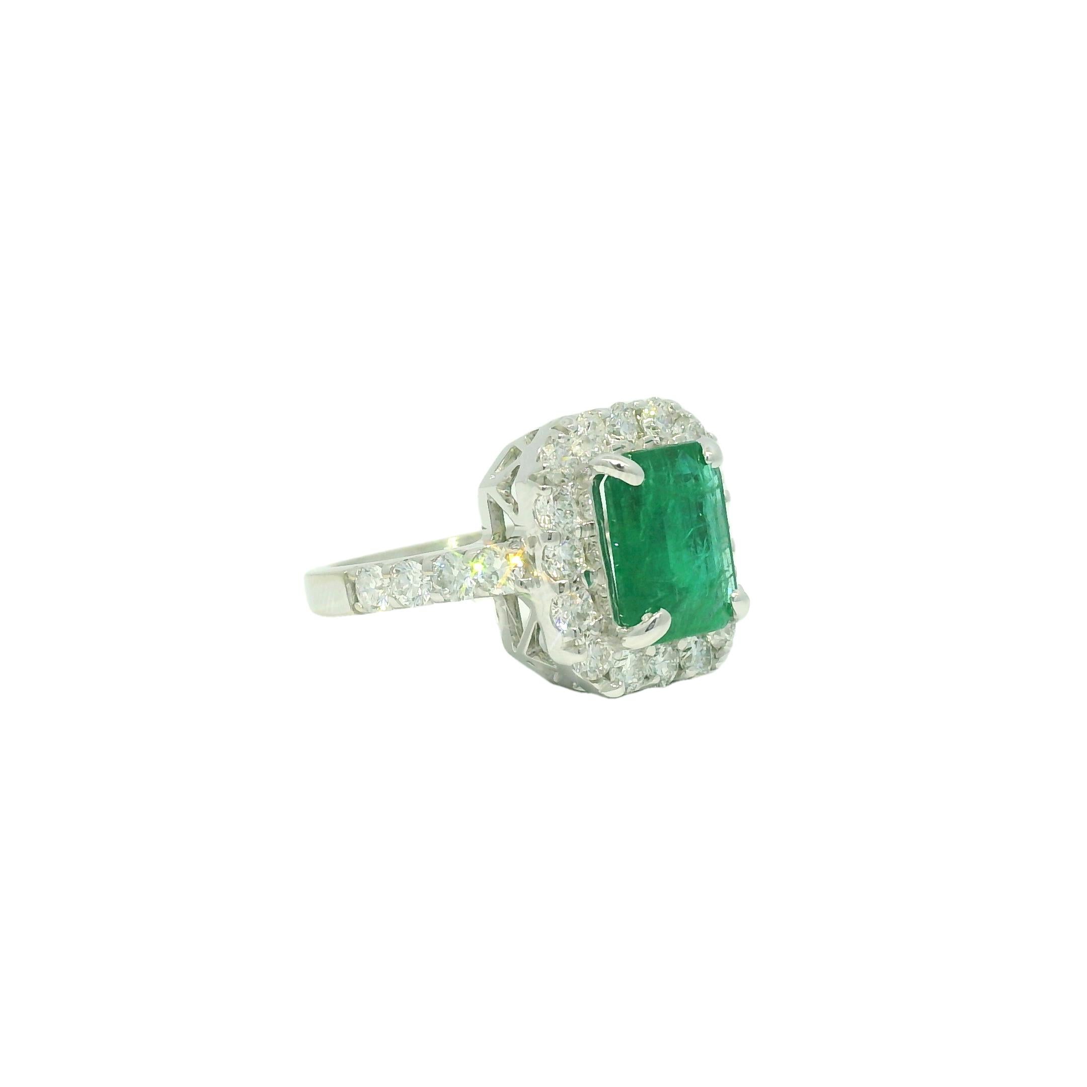 Moderno Anello con smeraldo naturale da 3,95 carati e diamante naturale aureolato da 18 carati In stock in vendita