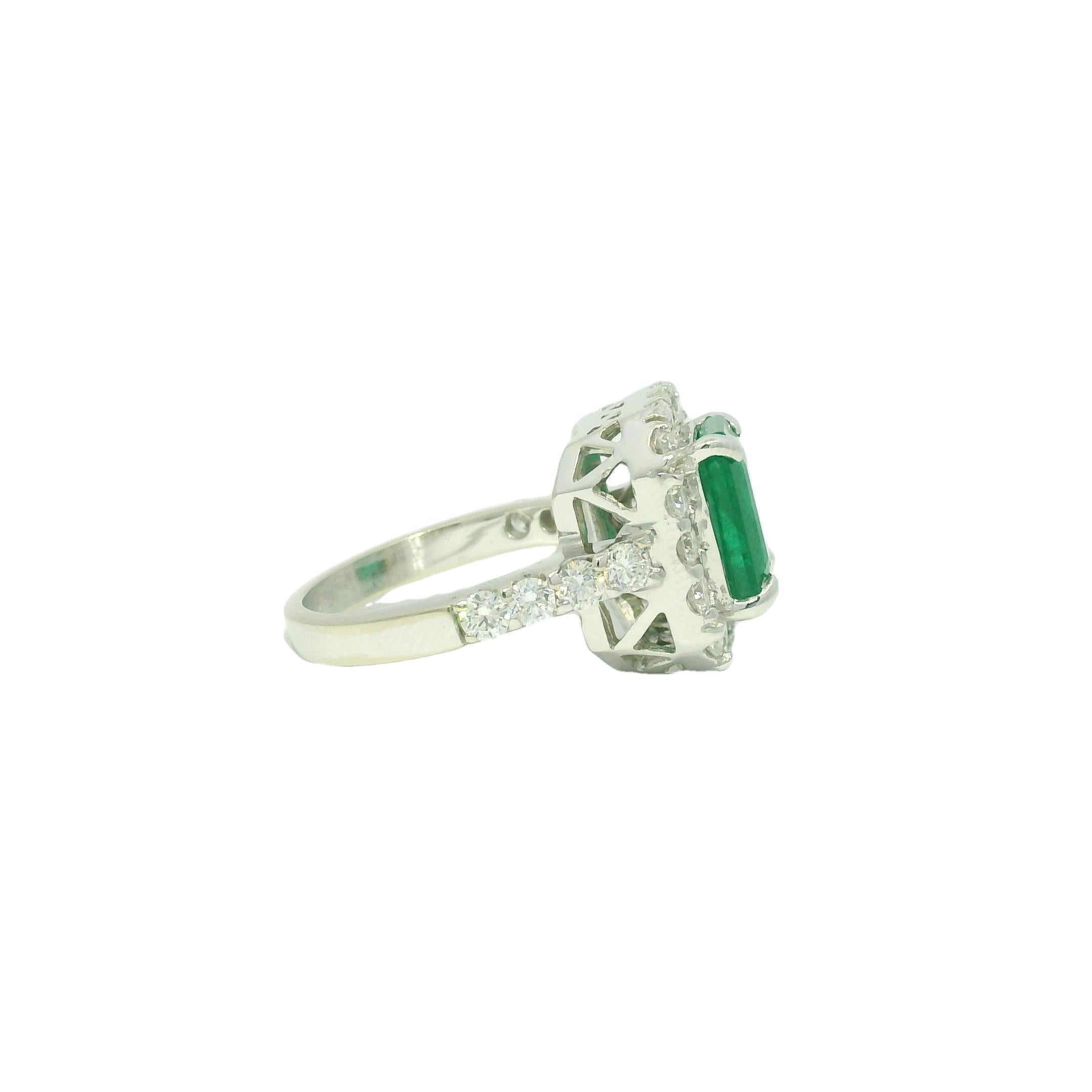 Taglio rotondo Anello con smeraldo naturale da 3,95 carati e diamante naturale aureolato da 18 carati In stock in vendita