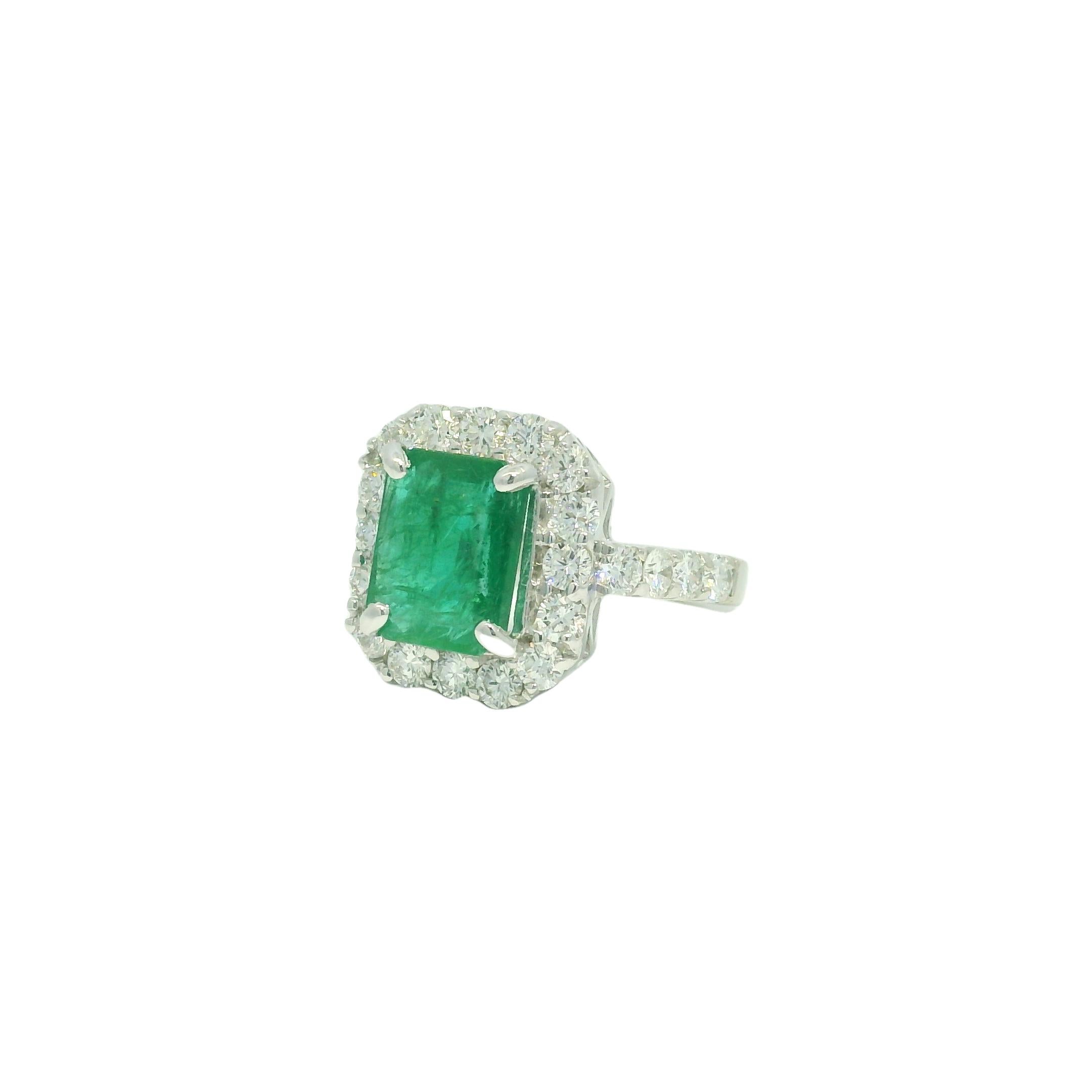Donna Anello con smeraldo naturale da 3,95 carati e diamante naturale aureolato da 18 carati In stock in vendita