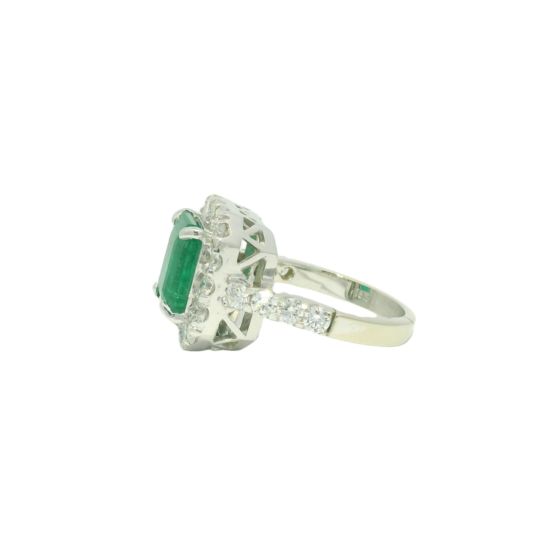 Anello con smeraldo naturale da 3,95 carati e diamante naturale aureolato da 18 carati In stock in vendita 1