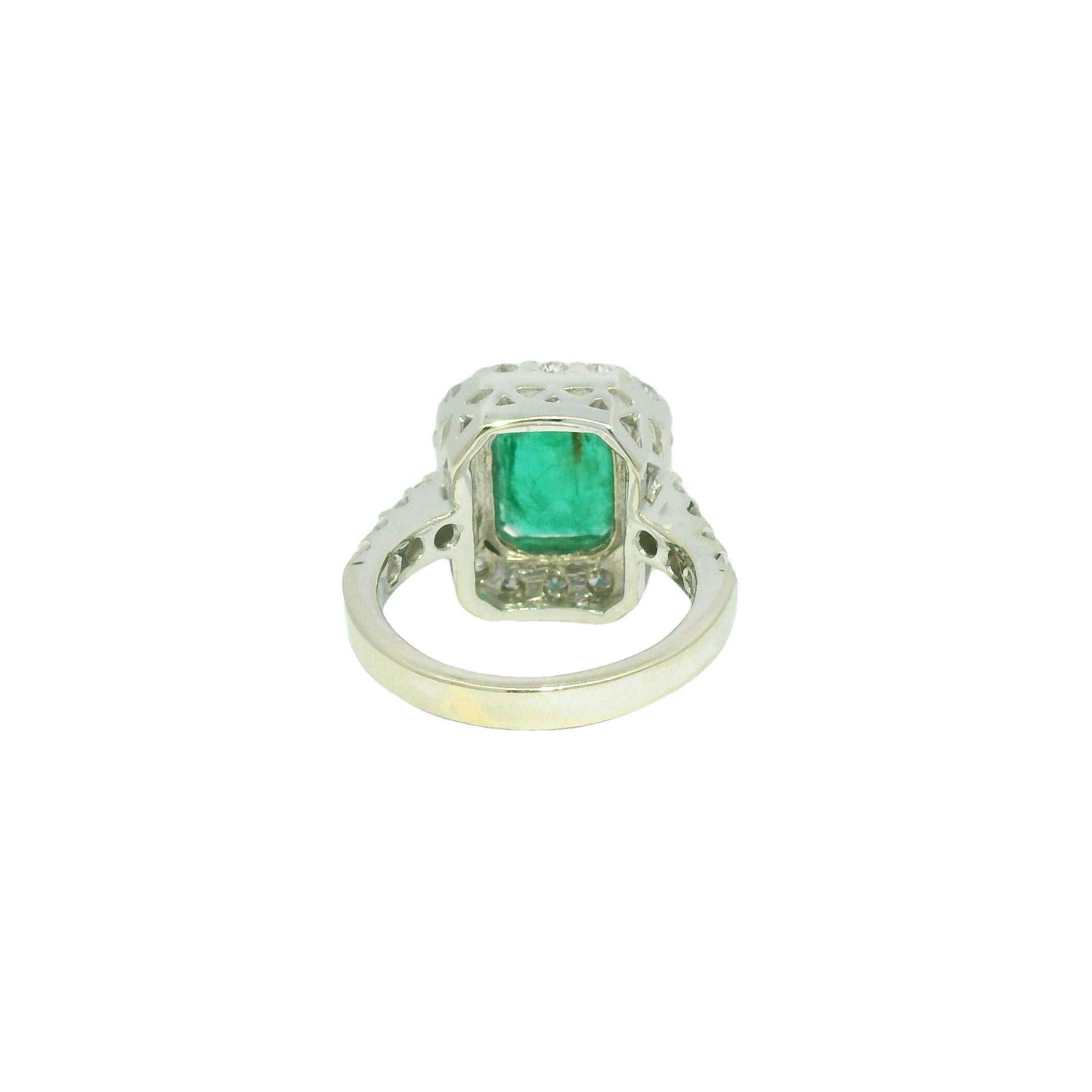Anello con smeraldo naturale da 3,95 carati e diamante naturale aureolato da 18 carati In stock in vendita 2