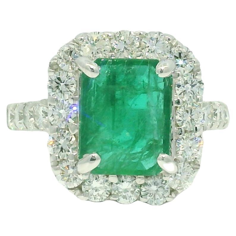 Anello con smeraldo naturale da 3,95 carati e diamante naturale aureolato da 18 carati In stock in vendita