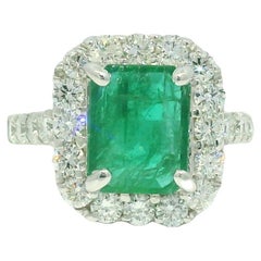Esmeralda Natural de 3,95 Quilates y Halo de Diamantes Naturales Anillo de 18 Quilates En Stock