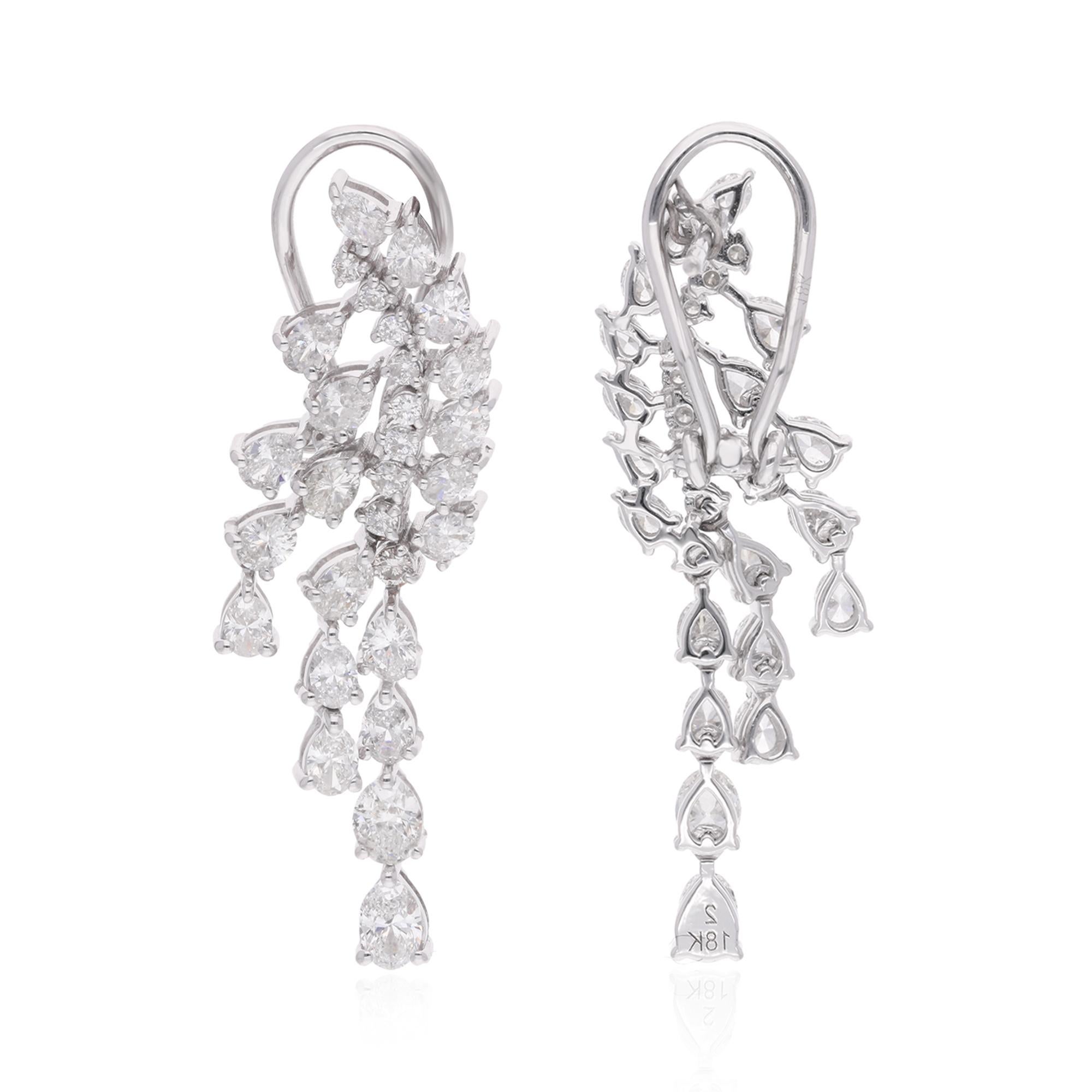 Lassen Sie sich von der opulenten Schönheit dieser glamourösen Diamant-Ohrringe verzaubern. Jeder Ohrring besticht durch eine Gruppe funkelnder Diamanten, die sorgfältig in einem atemberaubenden Design angeordnet sind. Diese Ohrringe sind in
