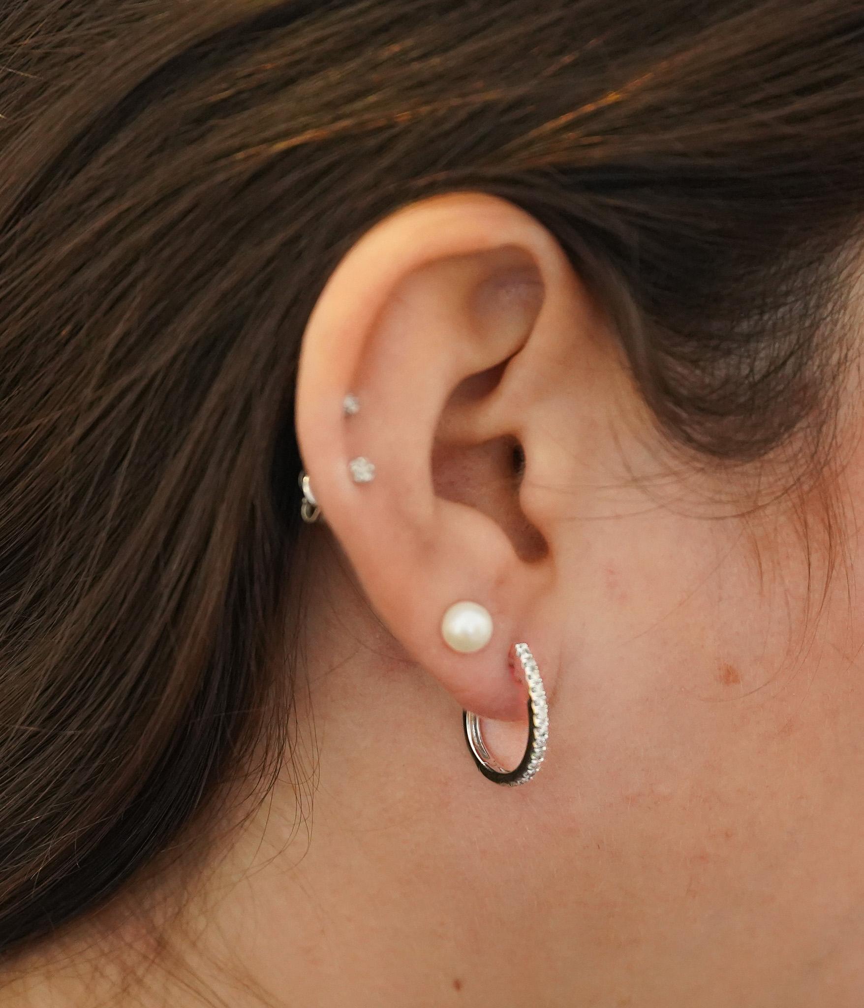 Orecchini a cerchio con diamante naturale da 4/10 CTTW e abbraccio curvo in oro bianco 14K in vendita 2