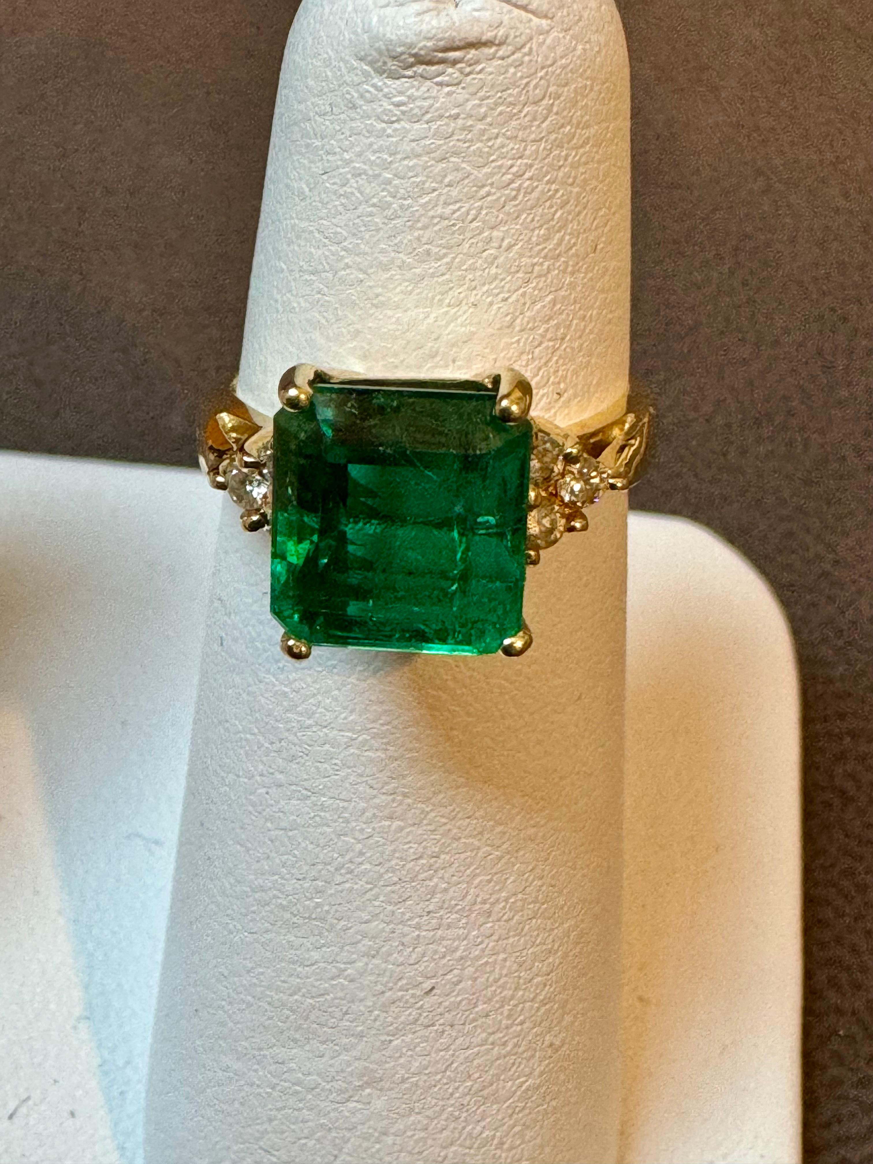 Anello con smeraldo naturale da 4 carati e diamante da 0,30 carati in oro giallo 14 Kt in vendita 6
