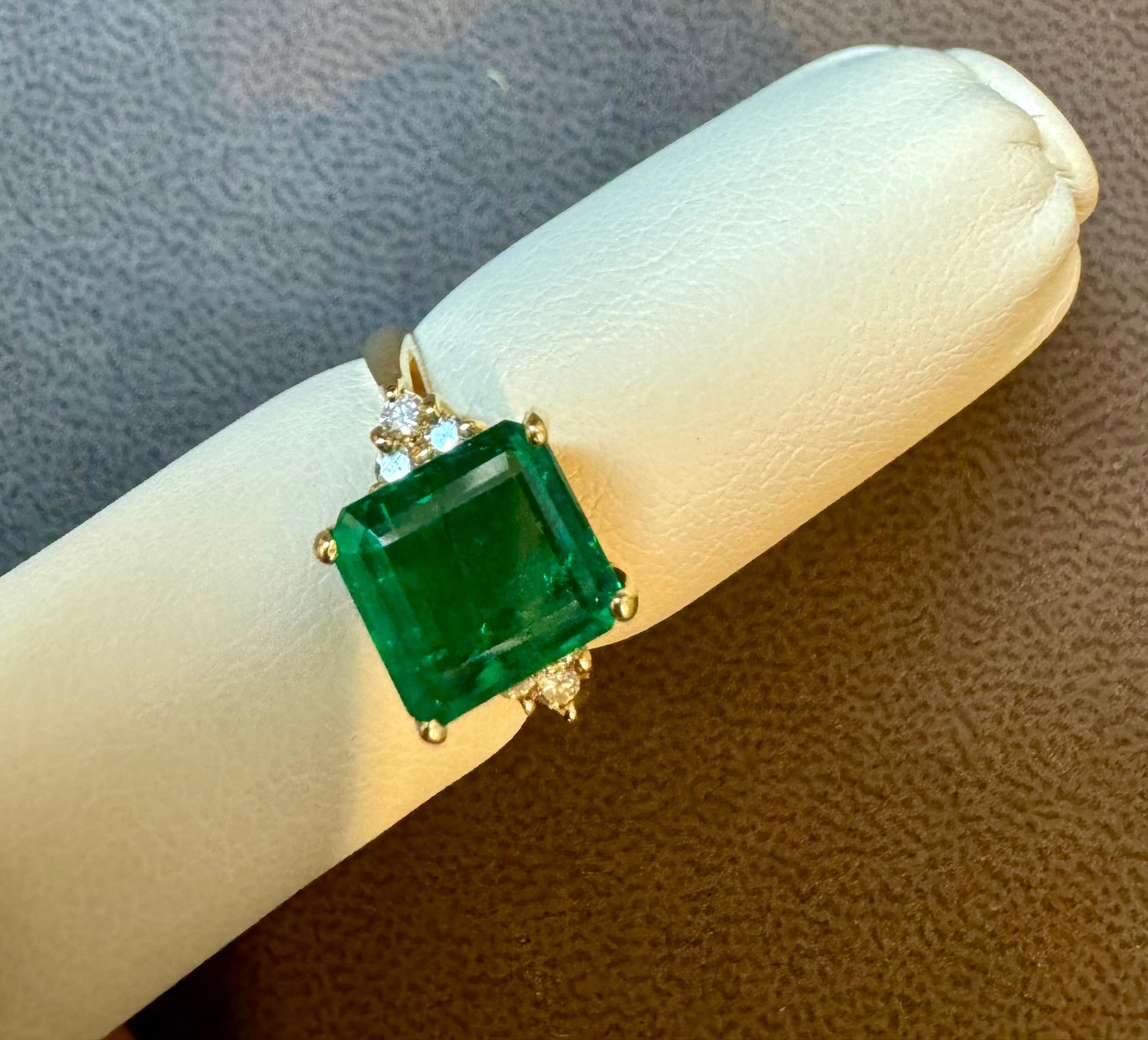 Anello con smeraldo naturale da 4 carati e diamante da 0,30 carati in oro giallo 14 Kt in vendita 7