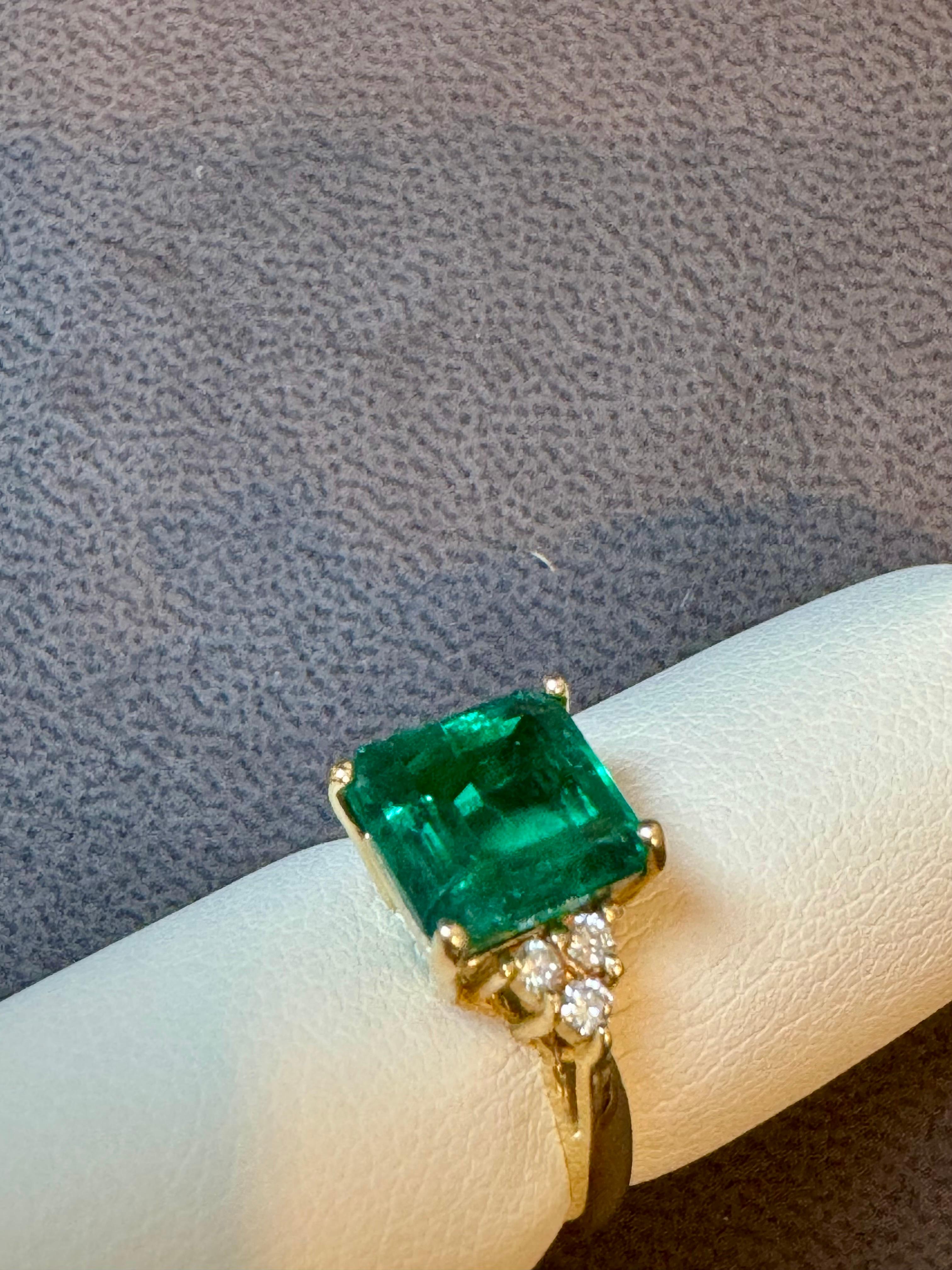 Anello con smeraldo naturale da 4 carati e diamante da 0,30 carati in oro giallo 14 Kt in vendita 8