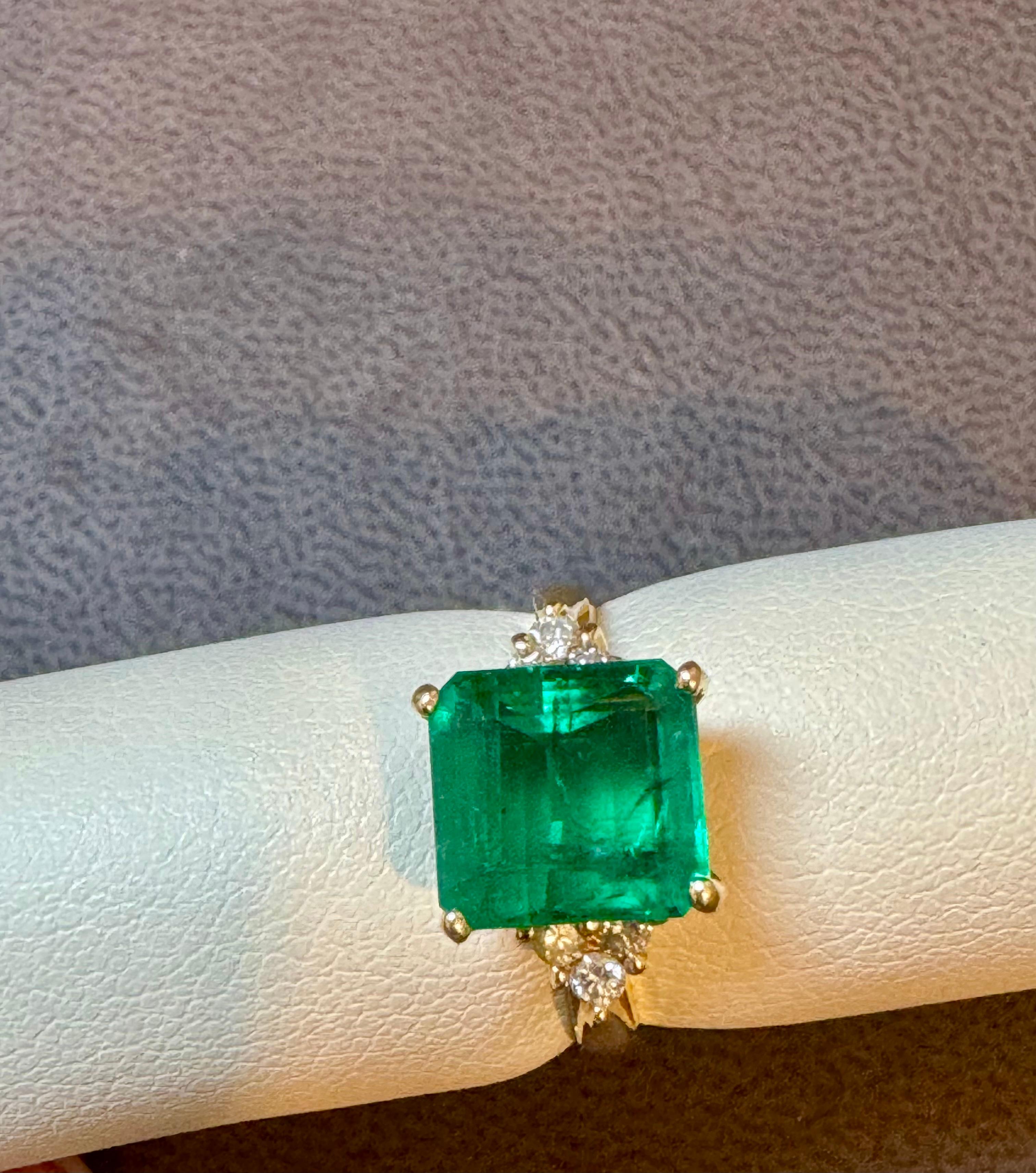 Anello con smeraldo naturale da 4 carati e diamante da 0,30 carati in oro giallo 14 Kt in vendita 9