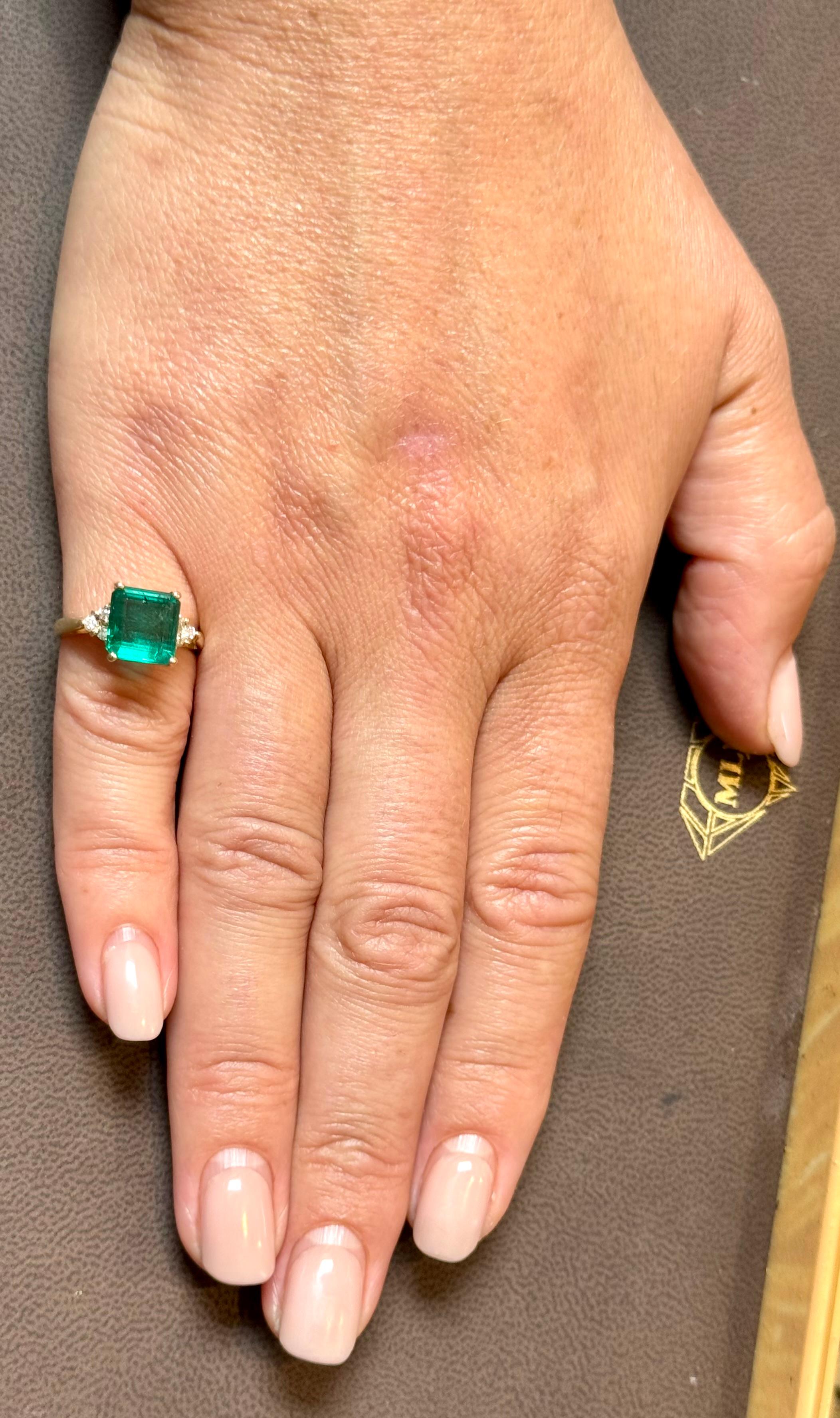 Anello con smeraldo naturale da 4 carati e diamante da 0,30 carati in oro giallo 14 Kt in vendita 11