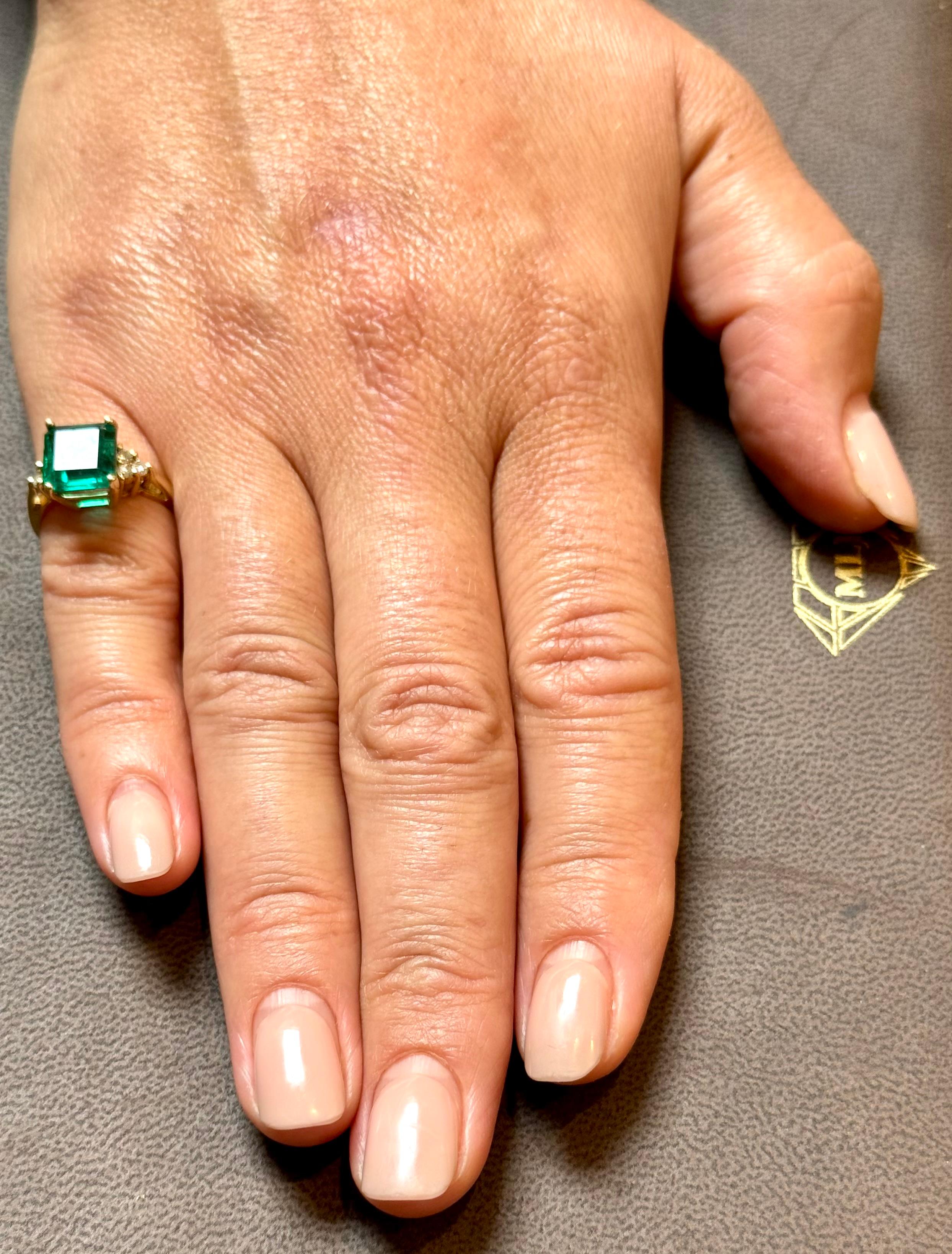Anello con smeraldo naturale da 4 carati e diamante da 0,30 carati in oro giallo 14 Kt in vendita 12