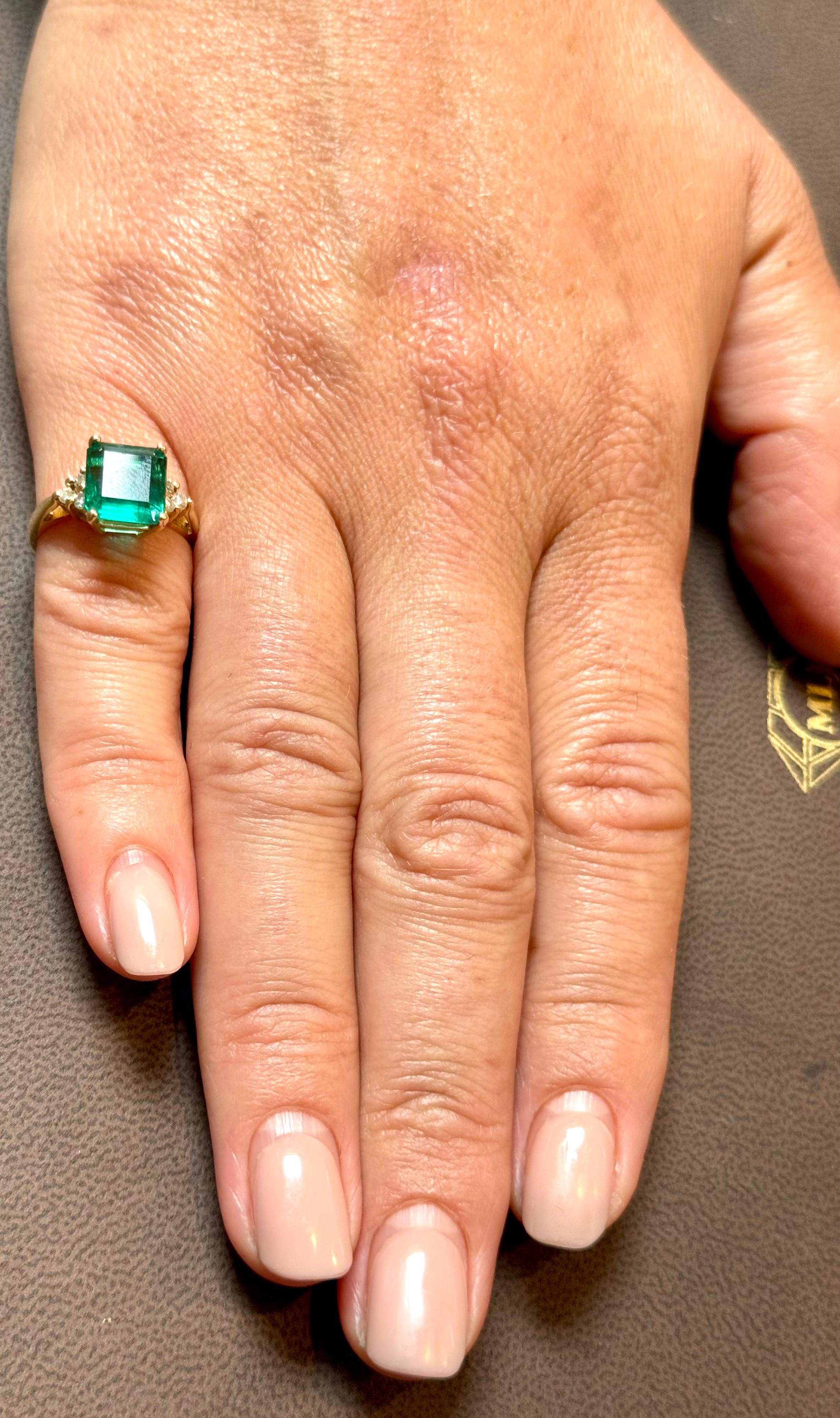 Anello con smeraldo naturale da 4 carati e diamante da 0,30 carati in oro giallo 14 Kt in vendita 13