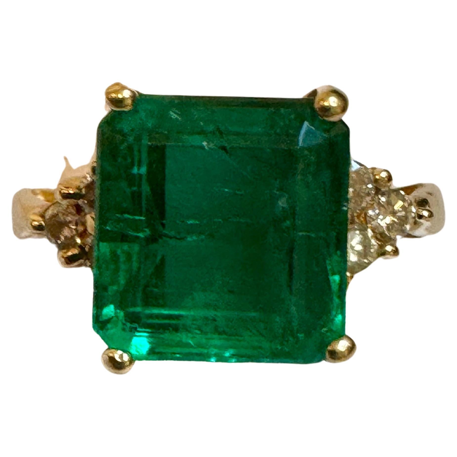 L'anello in oro giallo 14 carati, con circa 4 carati di carota naturale colombiana, è stato realizzato con un'unica pietra.  La montatura con smeraldo e diamante da 0,30 carati presenta un design classico. Lo smeraldo, proveniente dalla Colombia,
