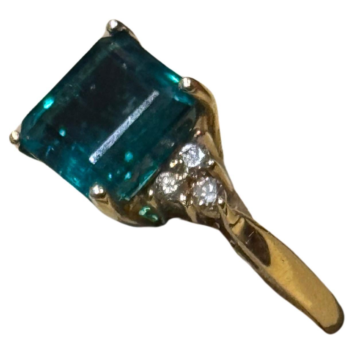 Taglio smeraldo Anello con smeraldo naturale da 4 carati e diamante da 0,30 carati in oro giallo 14 Kt in vendita