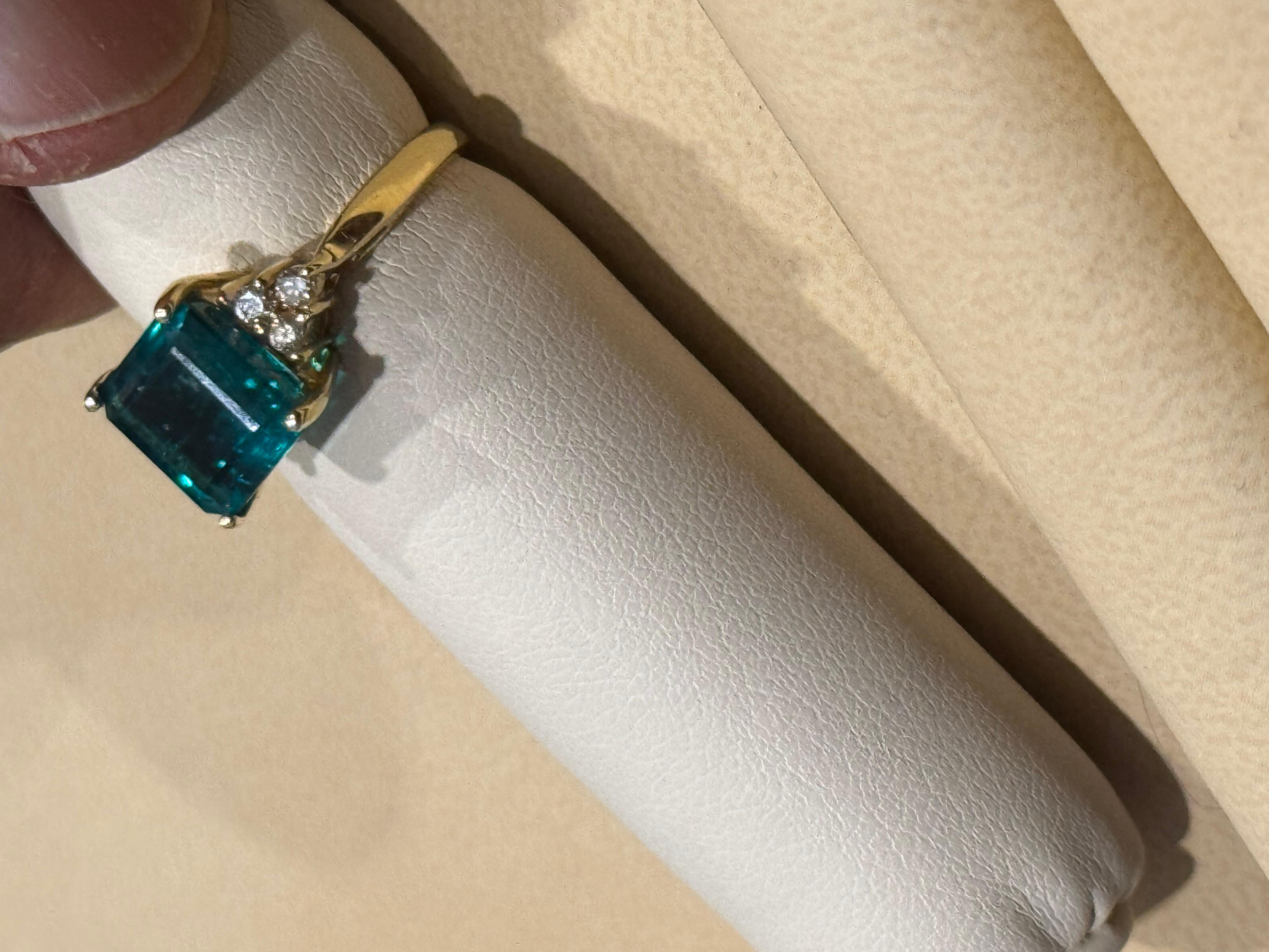 Anello con smeraldo naturale da 4 carati e diamante da 0,30 carati in oro giallo 14 Kt In condizioni ottime in vendita a New York, NY