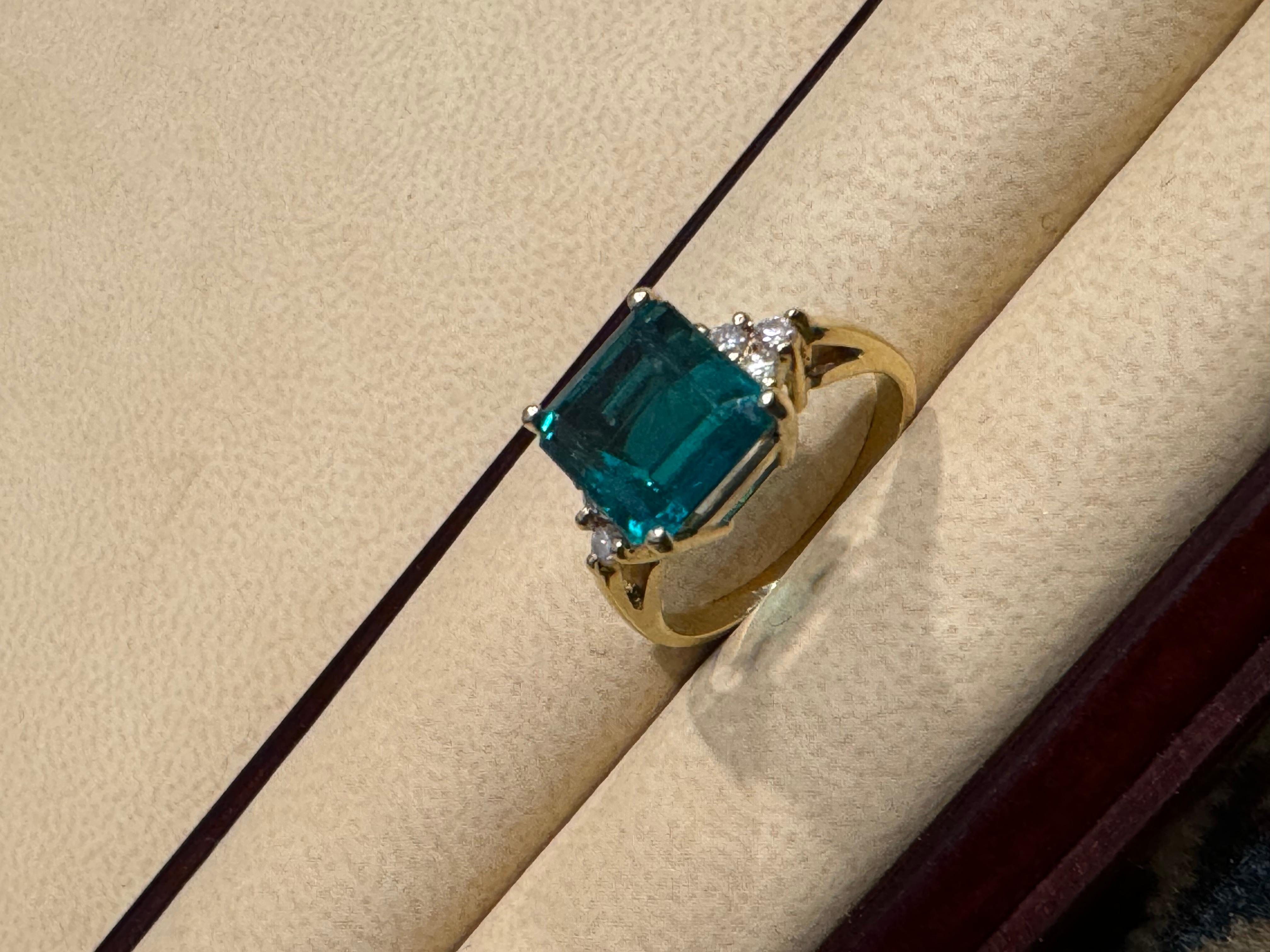 Donna Anello con smeraldo naturale da 4 carati e diamante da 0,30 carati in oro giallo 14 Kt in vendita