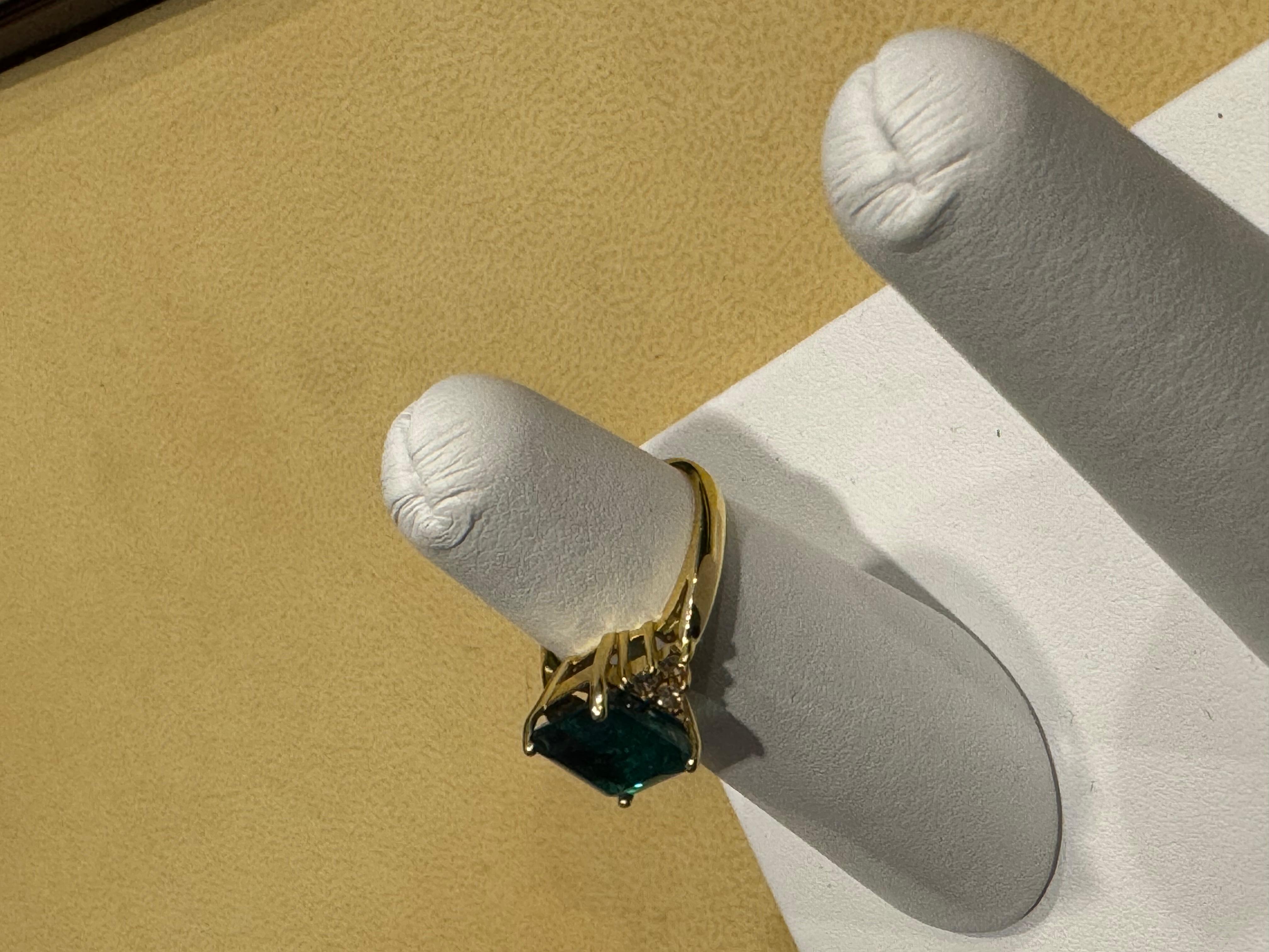 Anello con smeraldo naturale da 4 carati e diamante da 0,30 carati in oro giallo 14 Kt in vendita 2