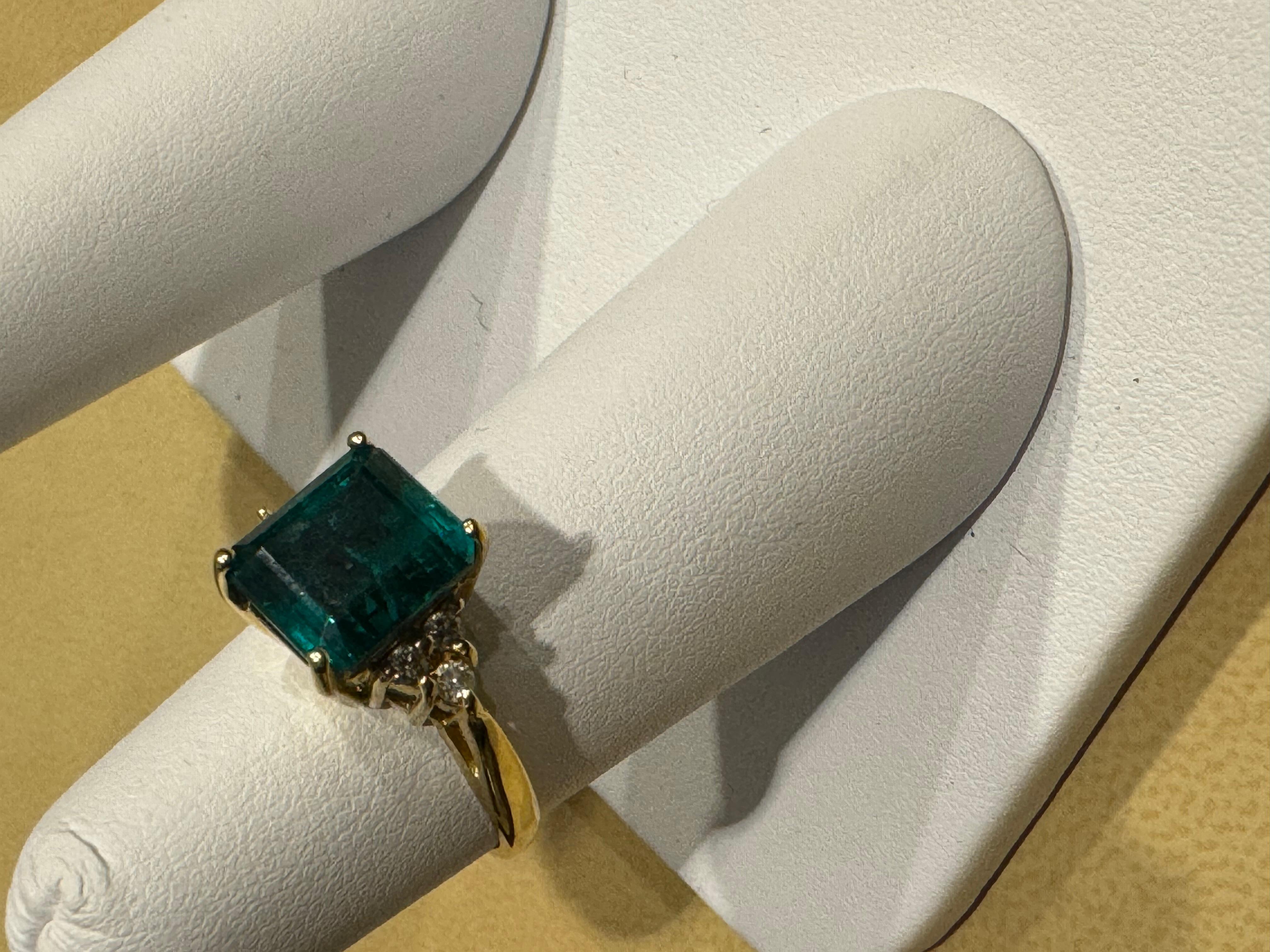 Anello con smeraldo naturale da 4 carati e diamante da 0,30 carati in oro giallo 14 Kt in vendita 3