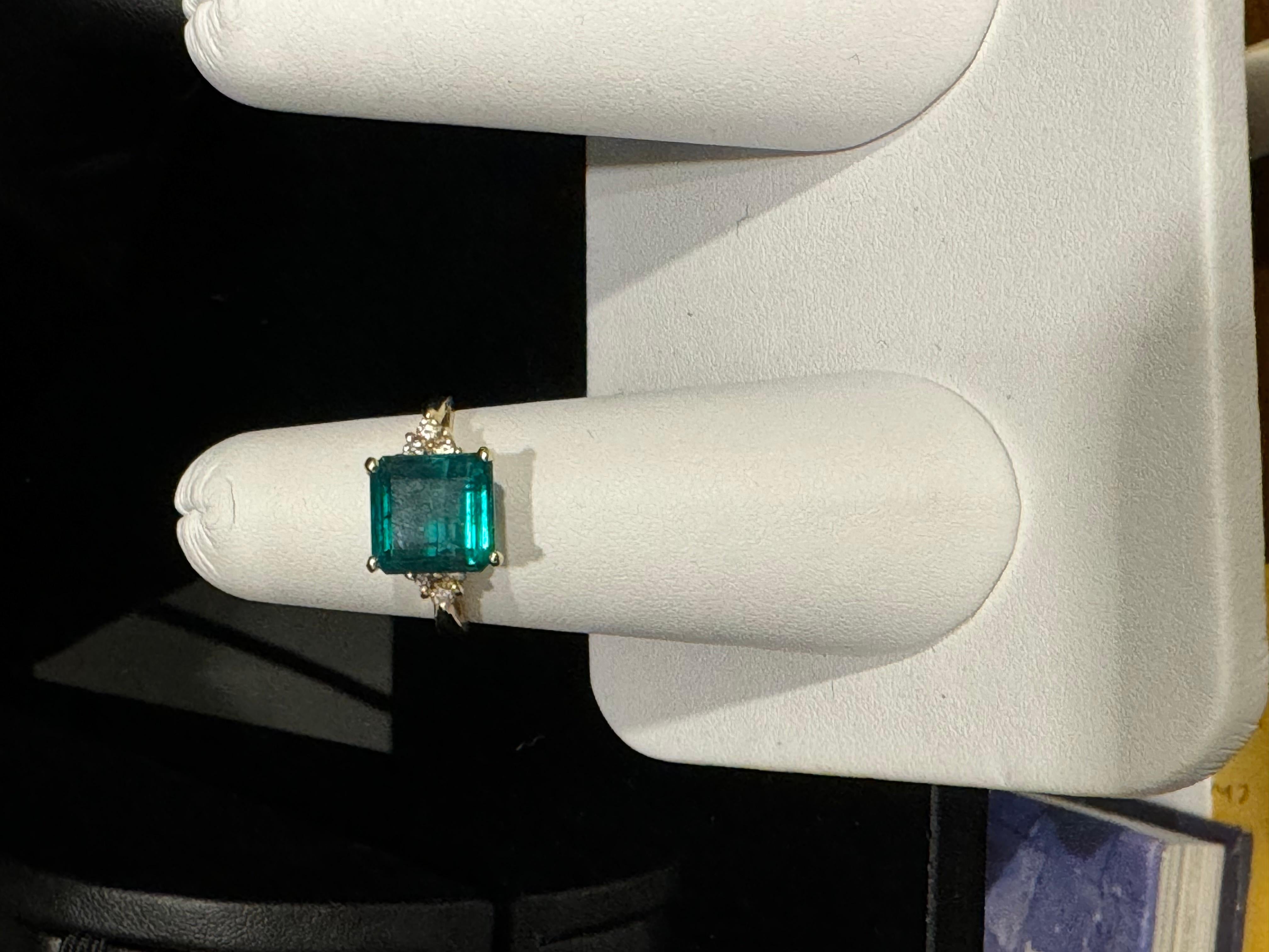 Anello con smeraldo naturale da 4 carati e diamante da 0,30 carati in oro giallo 14 Kt in vendita 4