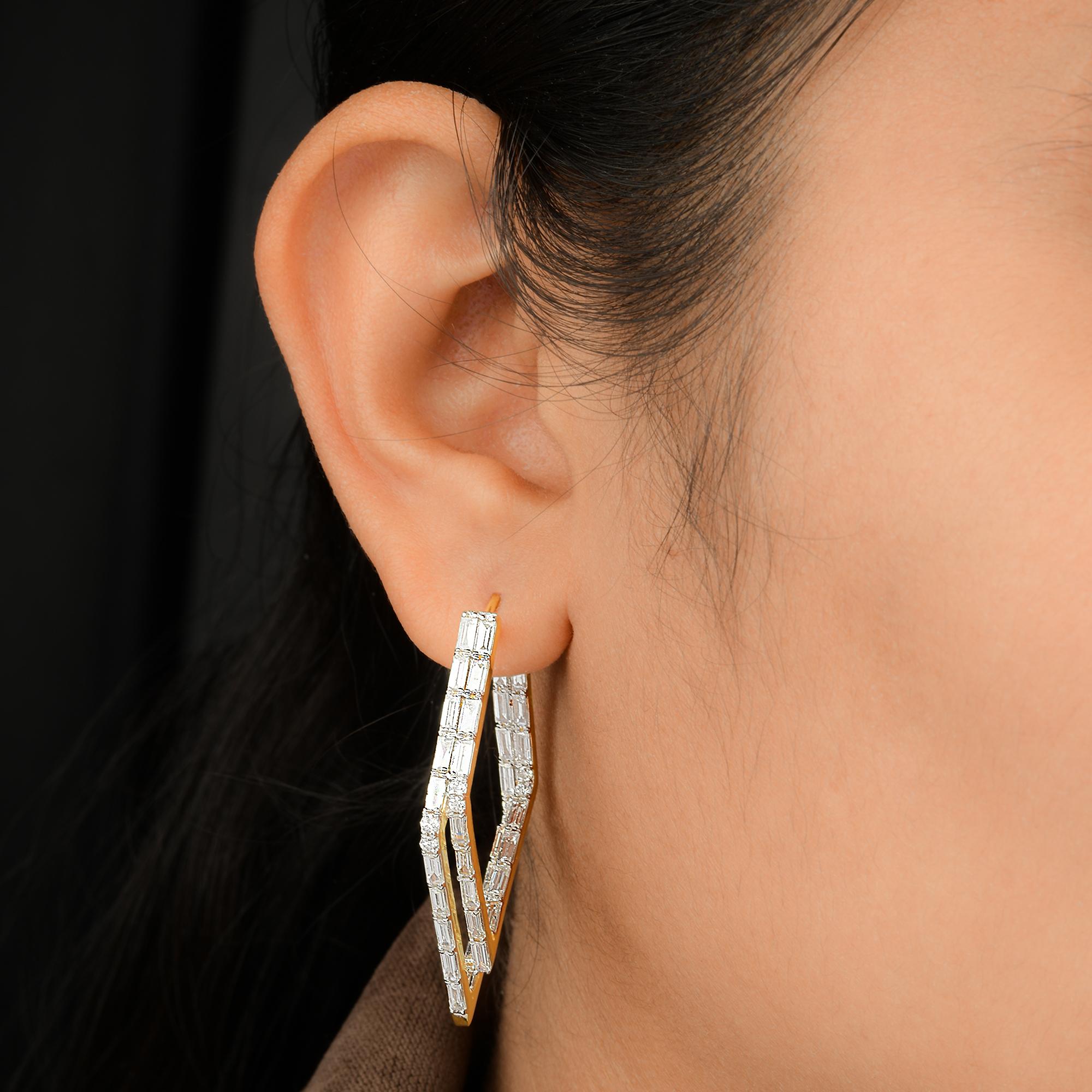 Questi orecchini a cerchio quadrati in oro giallo 14 carati con diamante naturale da 4 carati SI/H sono caratterizzati da 
diamante taglio baguette incastonato in un cerchio di forma quadrata con un diamante piccolo e uno grande incastonati tra