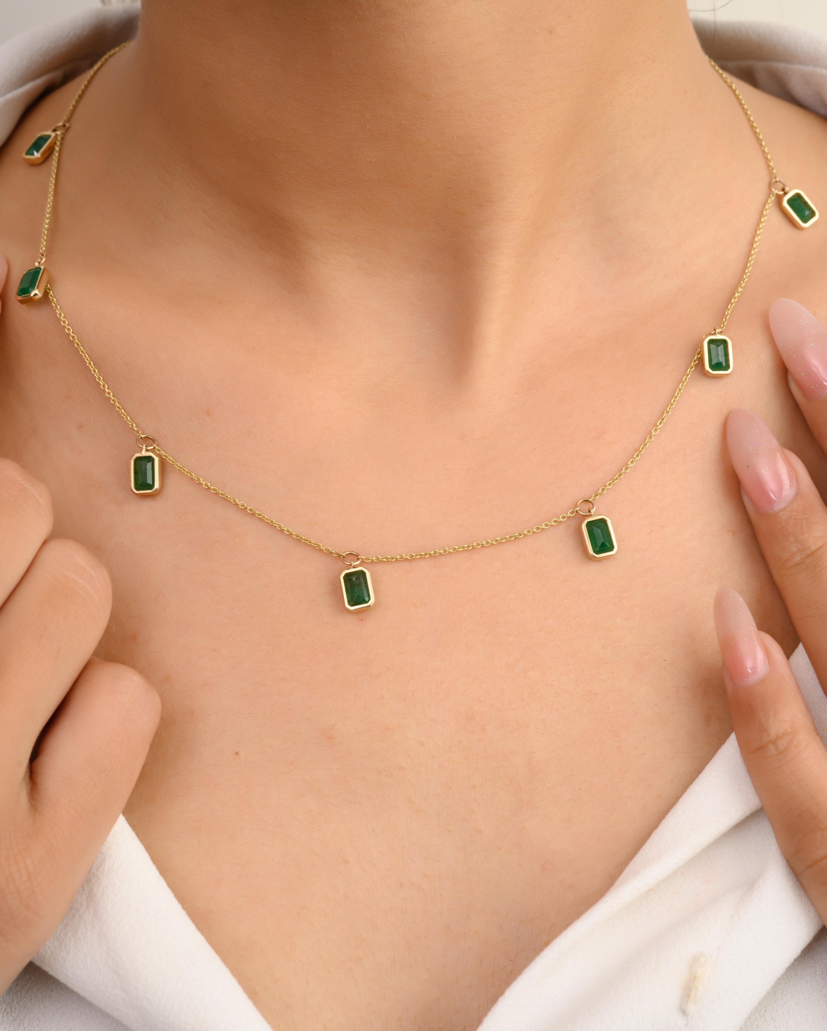 Collier de tous les jours en or 14 carats avec émeraude octogonale naturelle de 4,06 carats, sertie d'une émeraude de taille octogonale. Ce superbe bijou rehausse instantanément un look décontracté ou une tenue habillée. 
L'émeraude renforce les