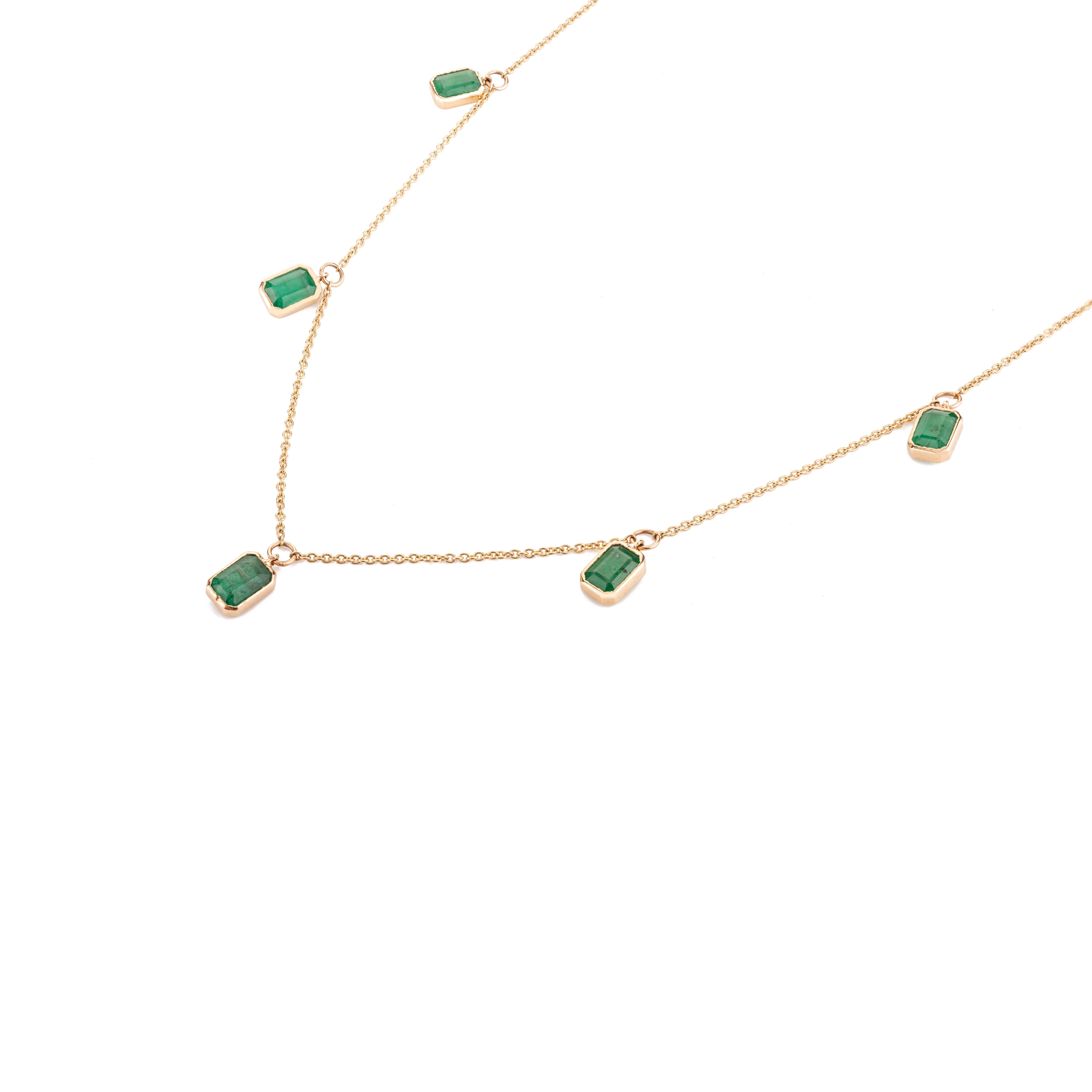 Collier de chaîne en or jaune 14k avec émeraude octogonale naturelle de 4,06 carats Pour femmes en vente