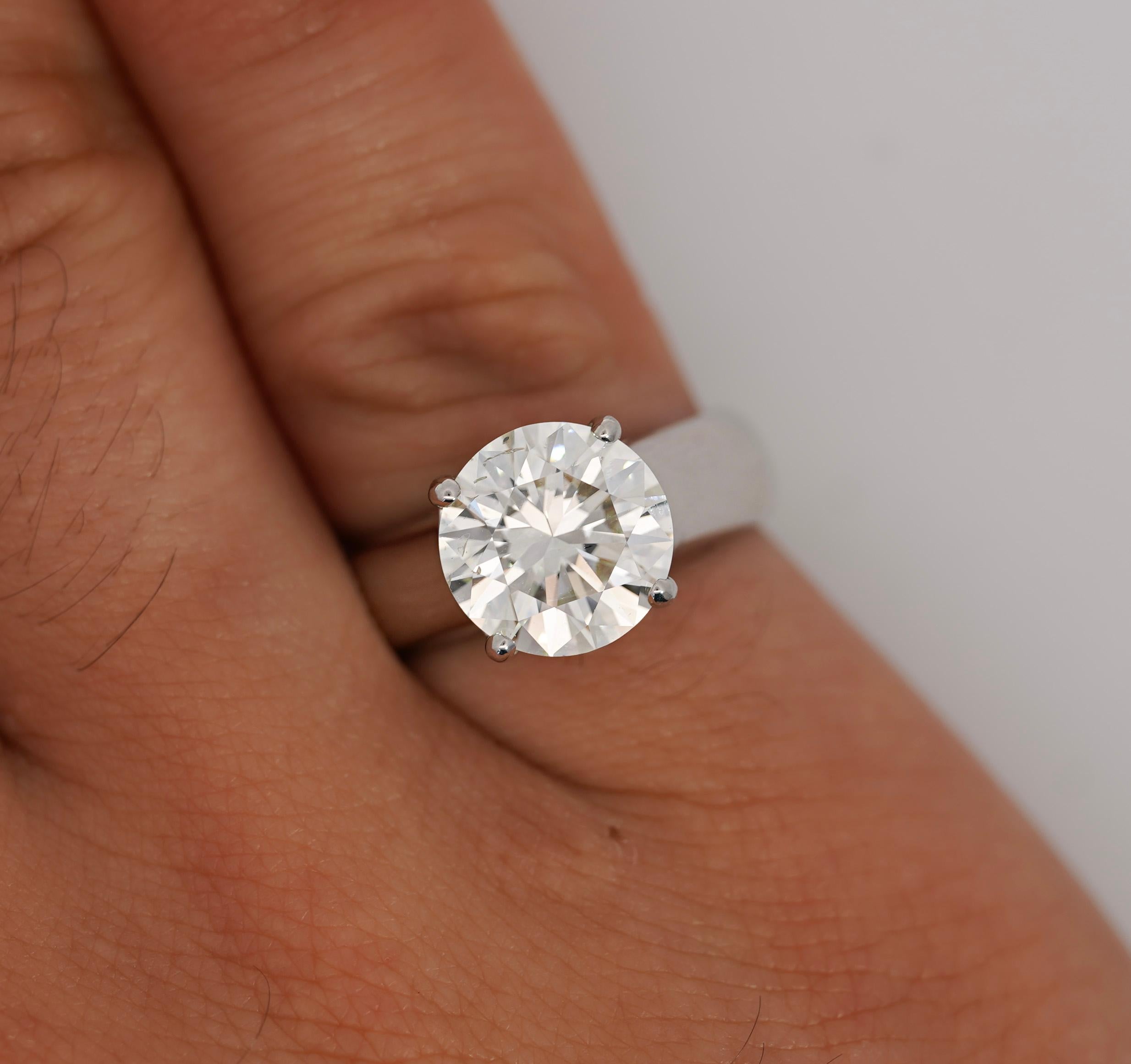 This captivating platinum solitaire ring showcases a stunning 4.07 carat round brilliant diamond, boasting H color and SI1 clarity. Secured in a secure 4 prong setting.

This engagement ring is for those in search of a sturdy ring with good size