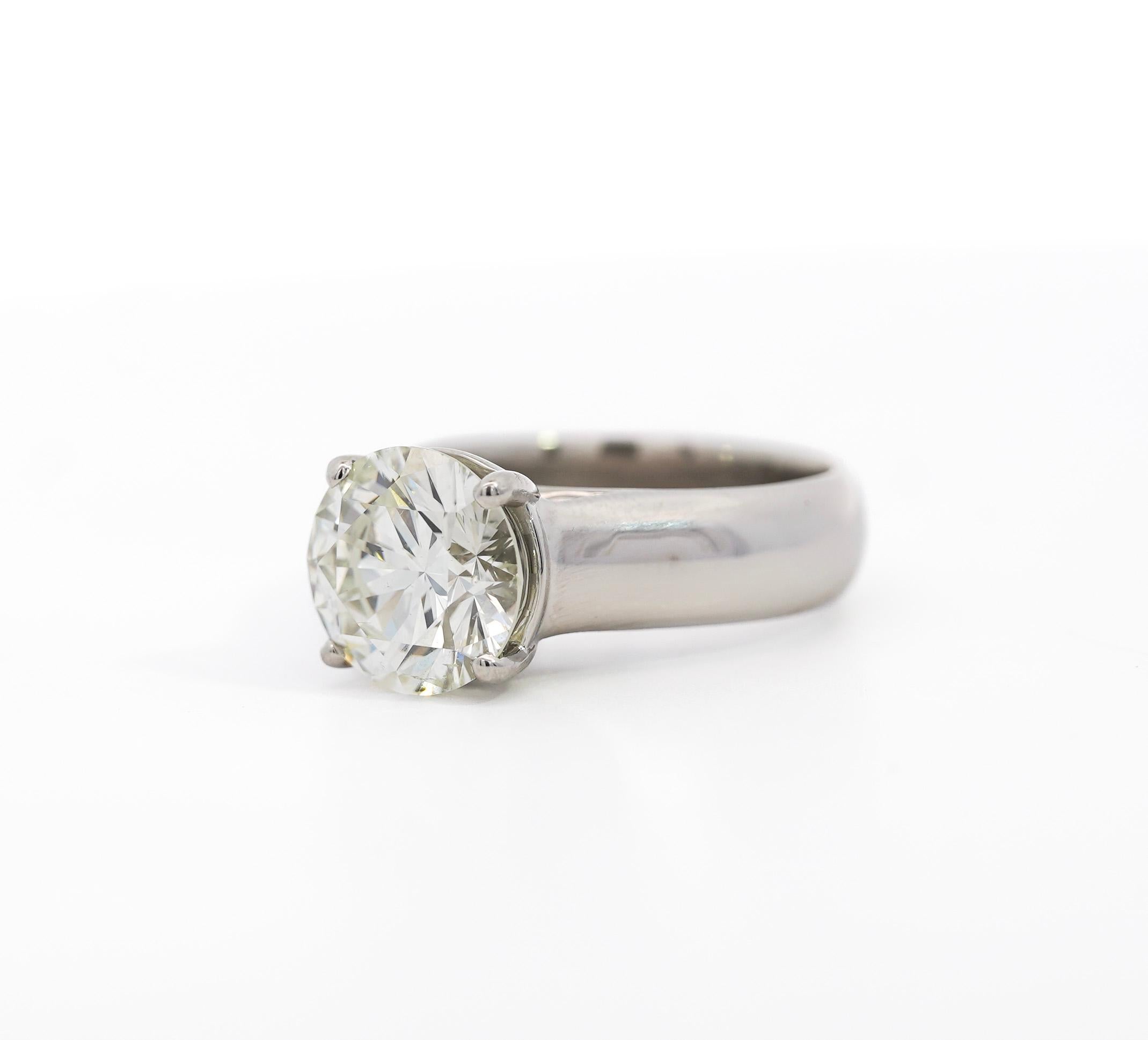 Contemporain Bague solitaire à tige large en platine avec diamant rond naturel de 4,07 carats H/SI1 en vente