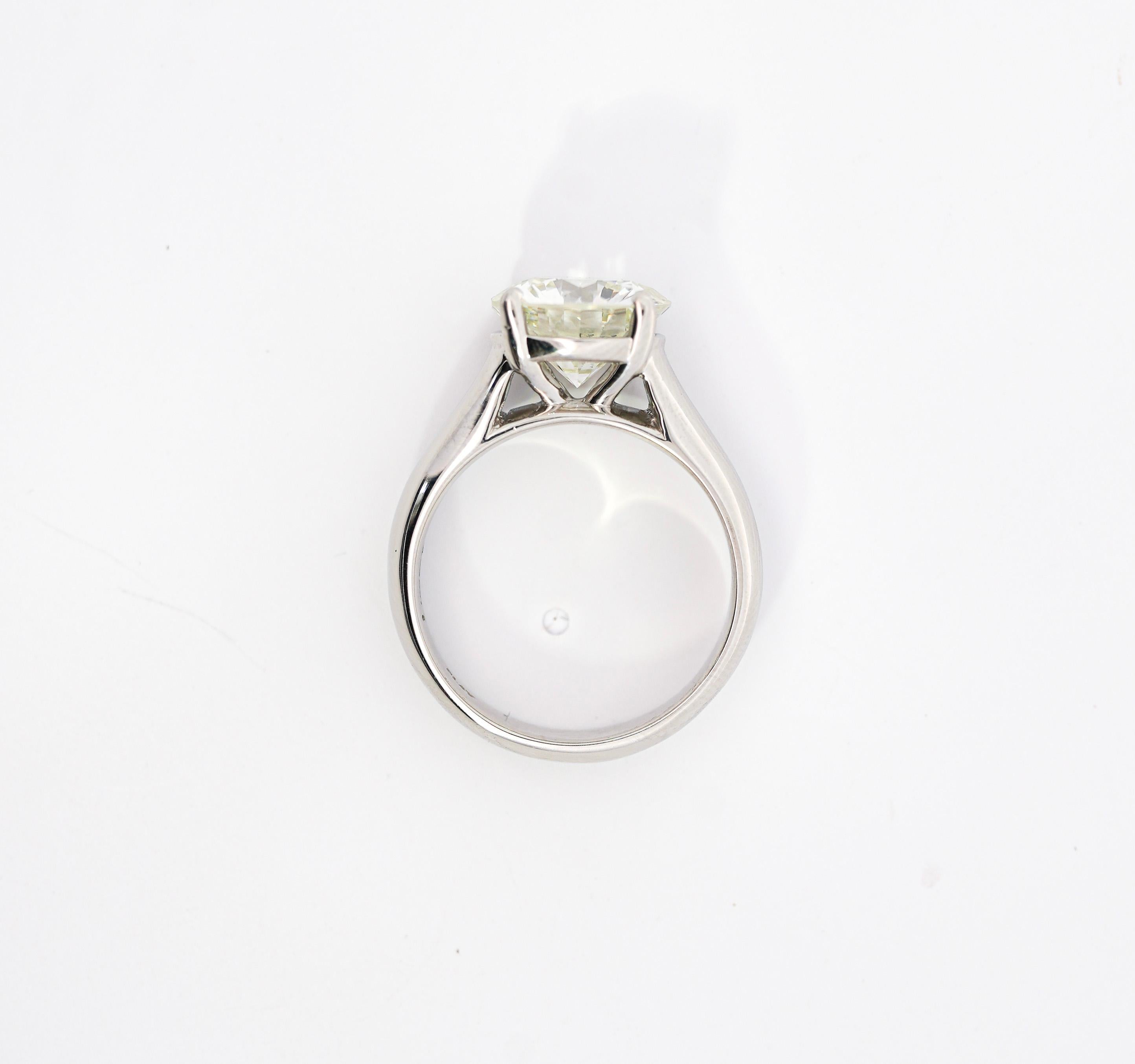 Taille ronde Bague solitaire à tige large en platine avec diamant rond naturel de 4,07 carats H/SI1 en vente