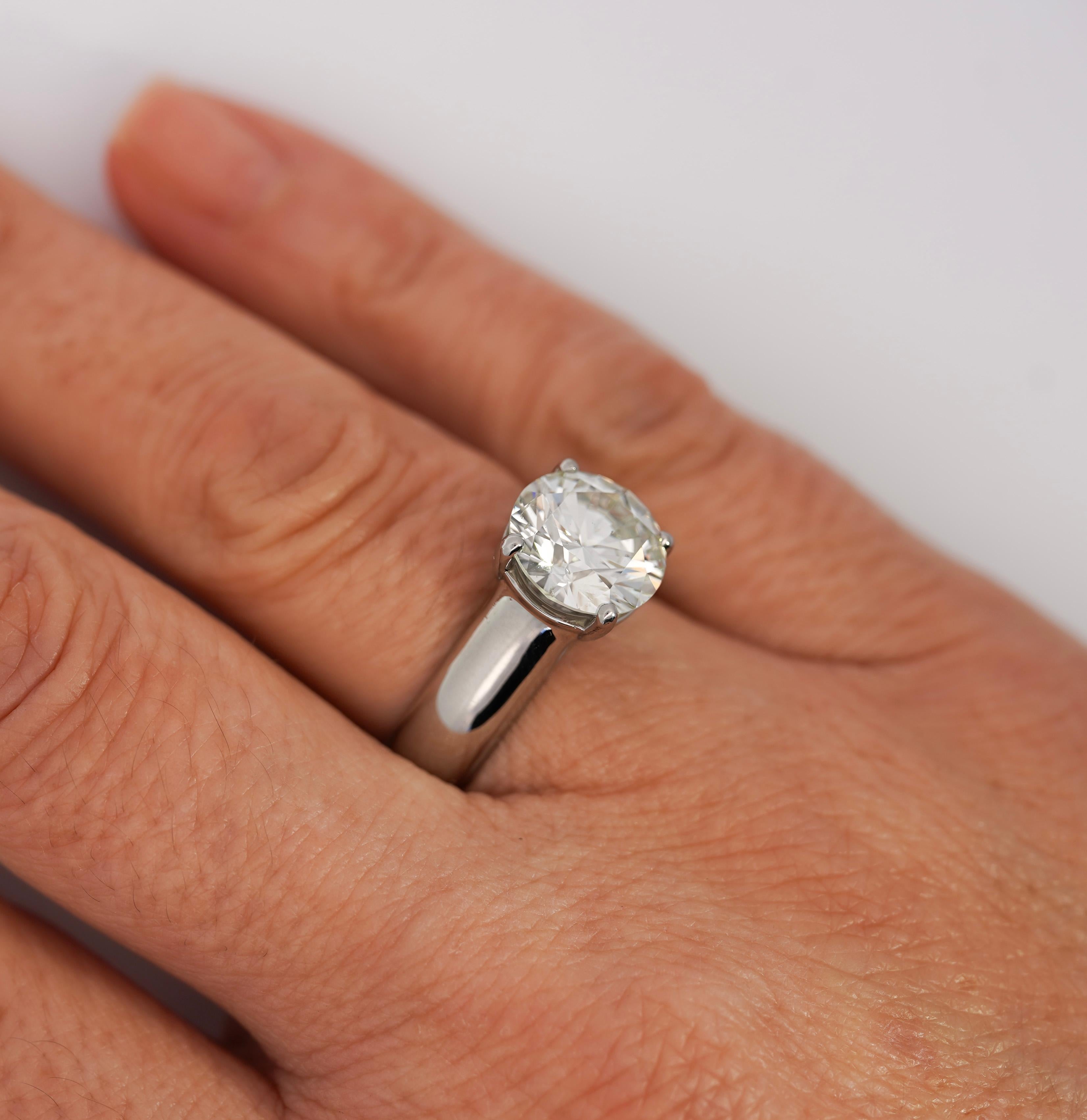 Natural 4.07 Carat H/SI1 Round Diamond Solitaire Wide Shank Ring In Platinum In New Condition For Sale In Miami, FL