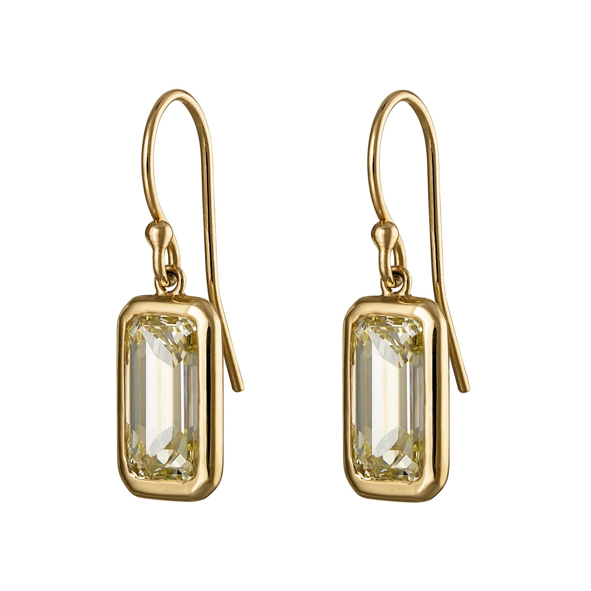 Natural 4.0ct Fancy Yellow Emerald Cut Diamond Bezel Drop Gold Solitaire Earring In Good Condition In New York, NY