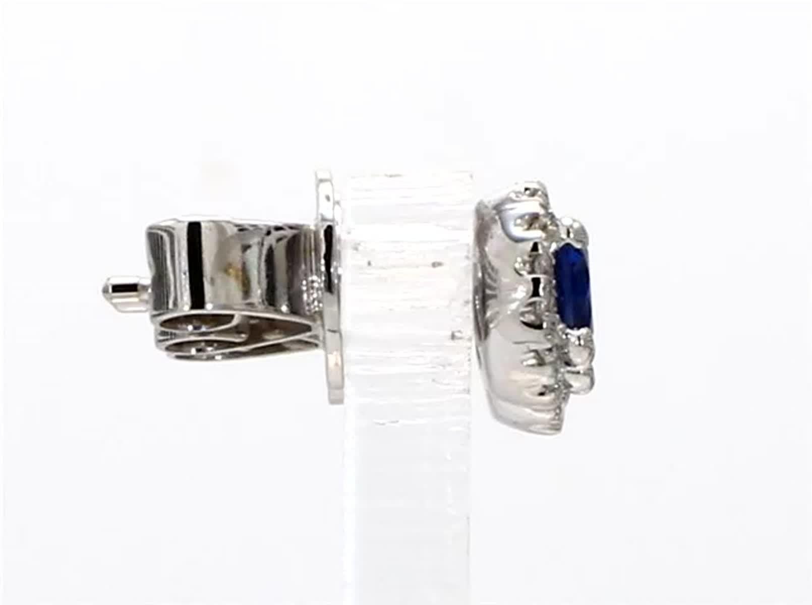 Natürlicher blauer runder Saphir und weißer Diamant .96 Karat TW Gold-Ohrstecker Damen im Angebot