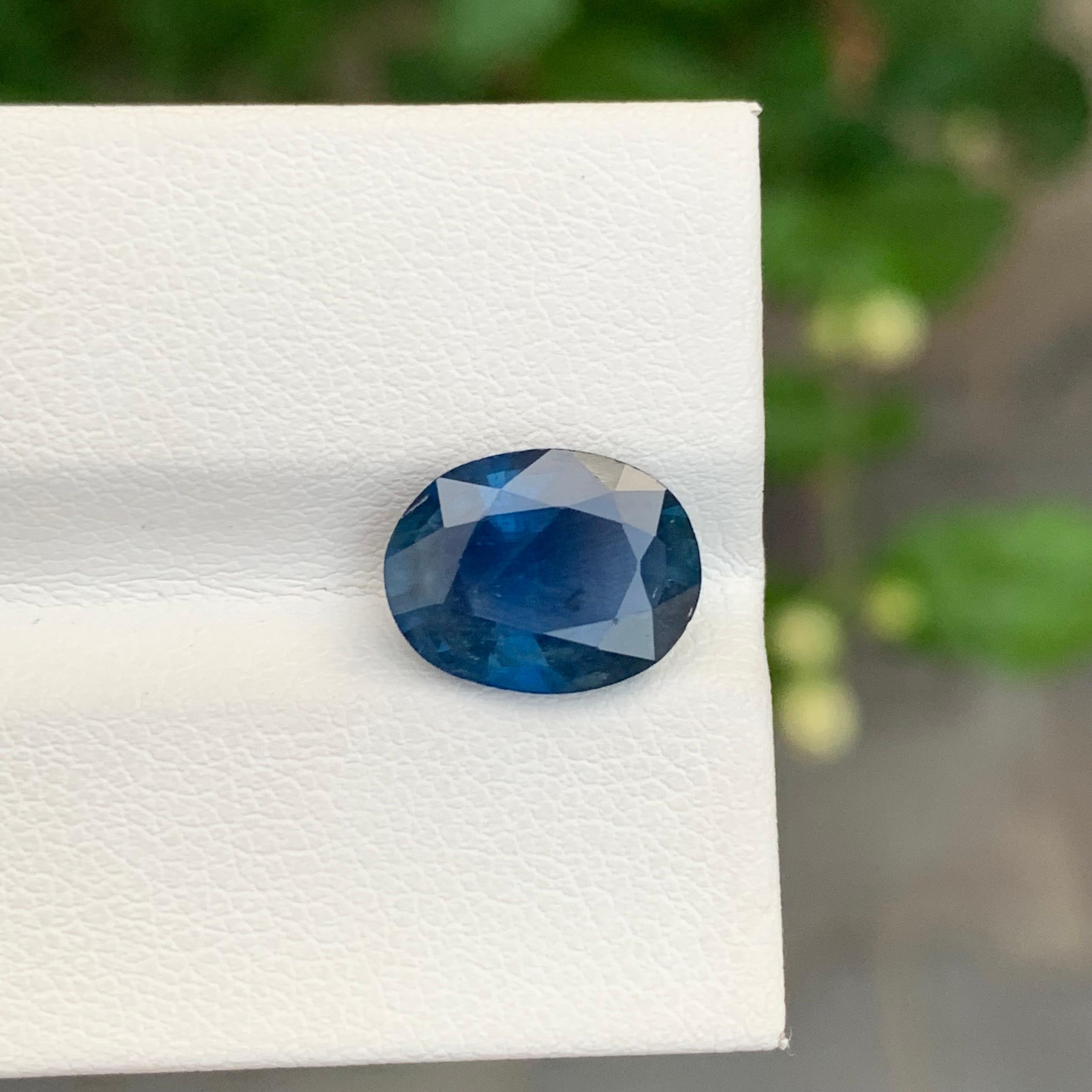 Arts and Crafts Saphir bleu profond facetté de 4,20 carats, pierre précieuse de forme ovale en vente
