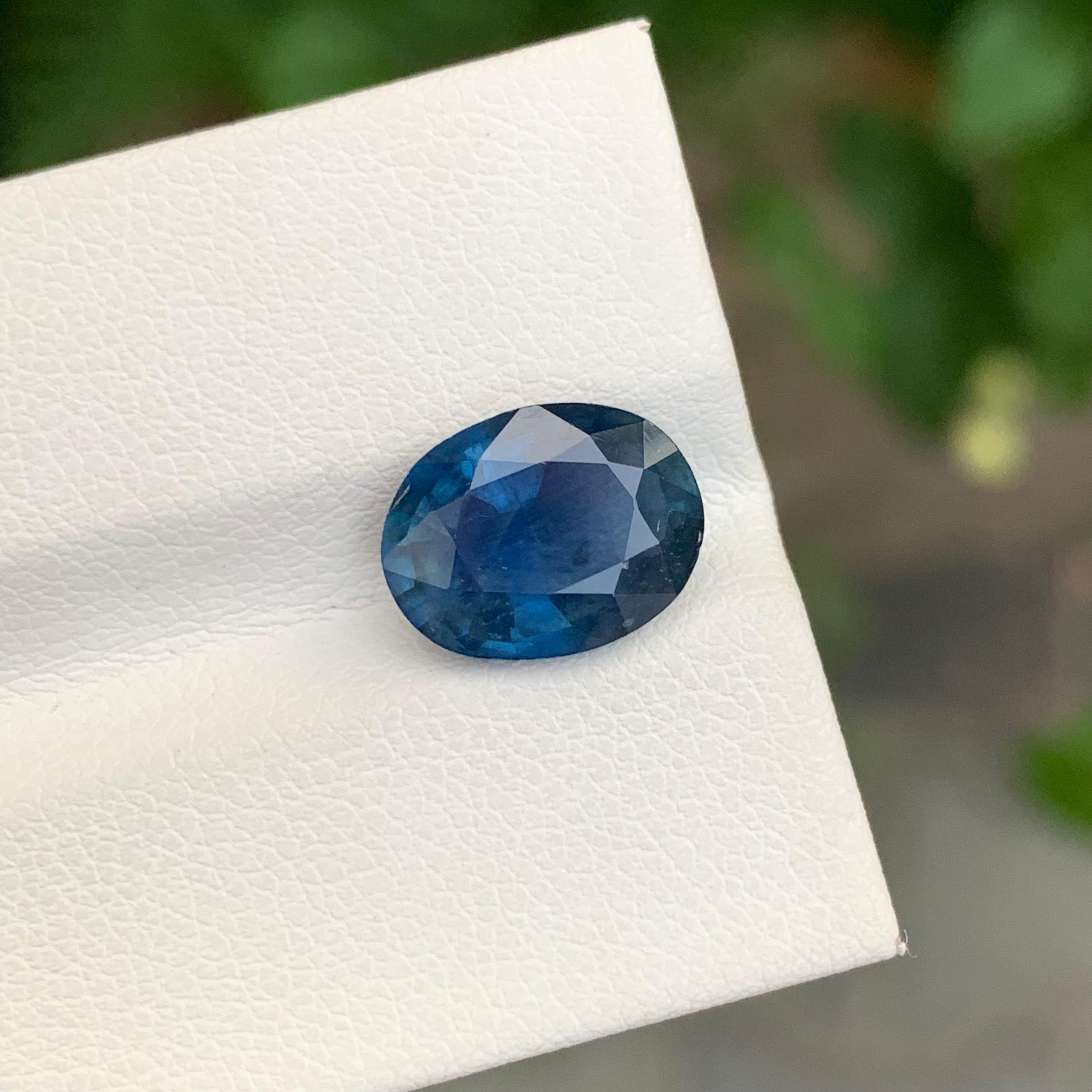 Taille ovale Saphir bleu profond facetté de 4,20 carats, pierre précieuse de forme ovale en vente