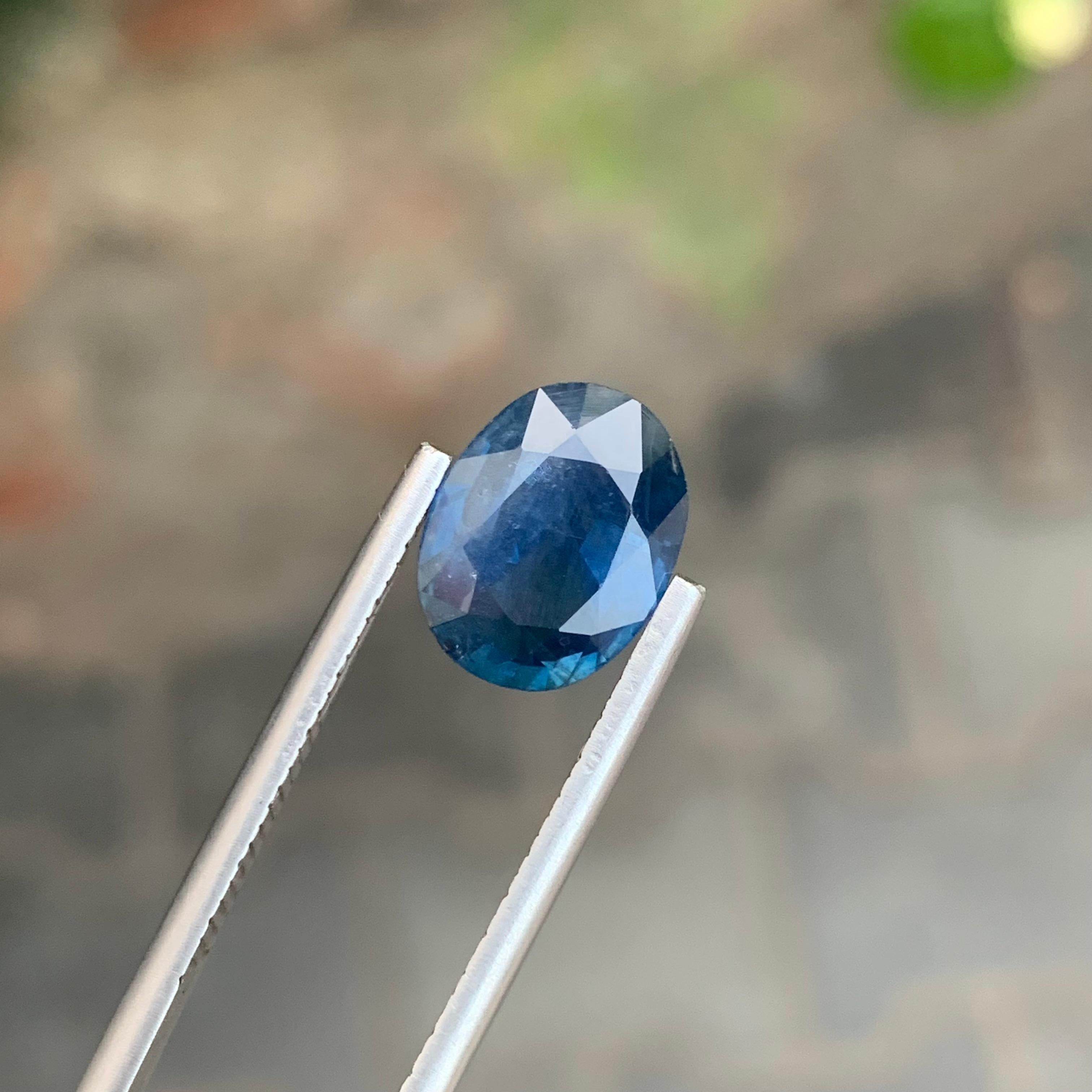 Saphir bleu profond facetté de 4,20 carats, pierre précieuse de forme ovale Neuf - En vente à Peshawar, PK