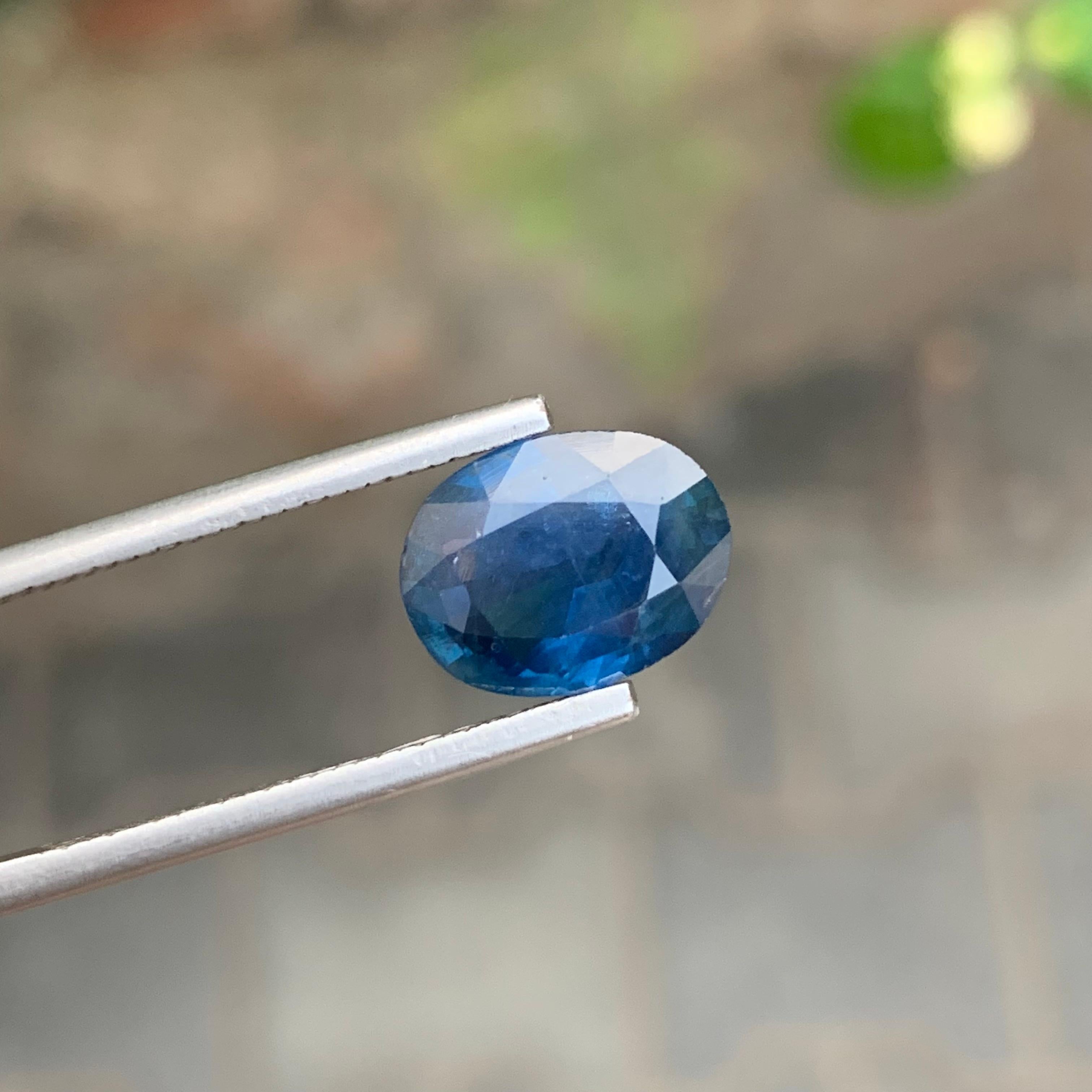 Saphir bleu profond facetté de 4,20 carats, pierre précieuse de forme ovale Unisexe en vente
