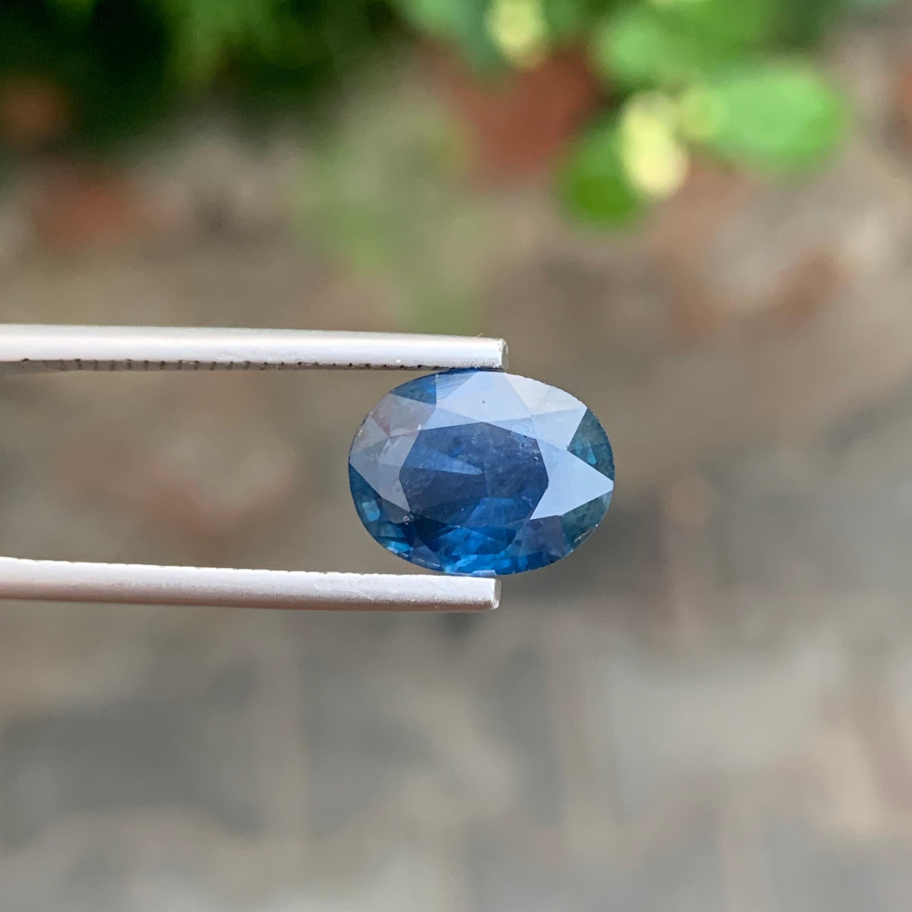 Saphir bleu profond facetté de 4,20 carats, pierre précieuse de forme ovale en vente 2