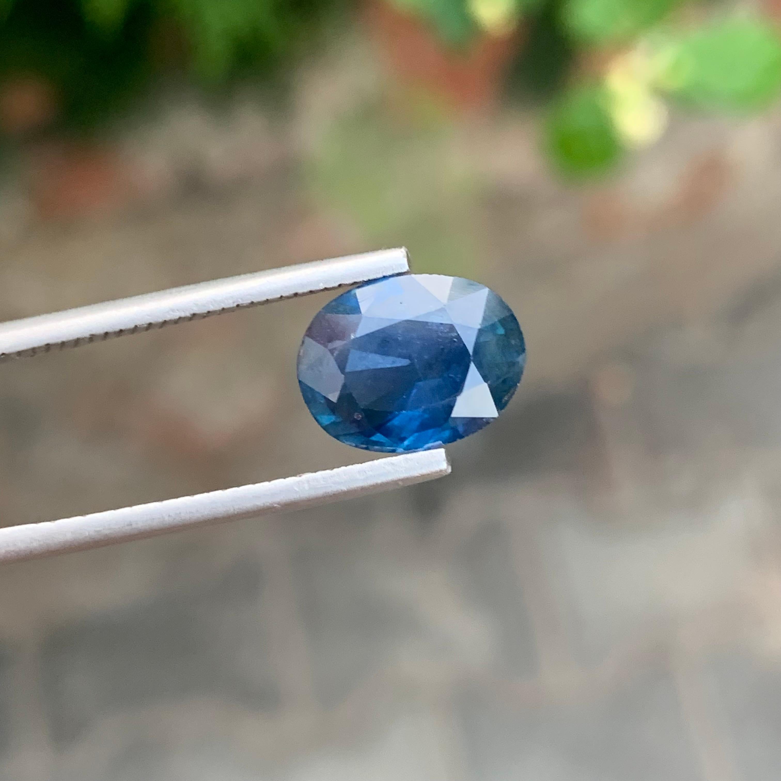 Saphir bleu profond facetté de 4,20 carats, pierre précieuse de forme ovale en vente 3