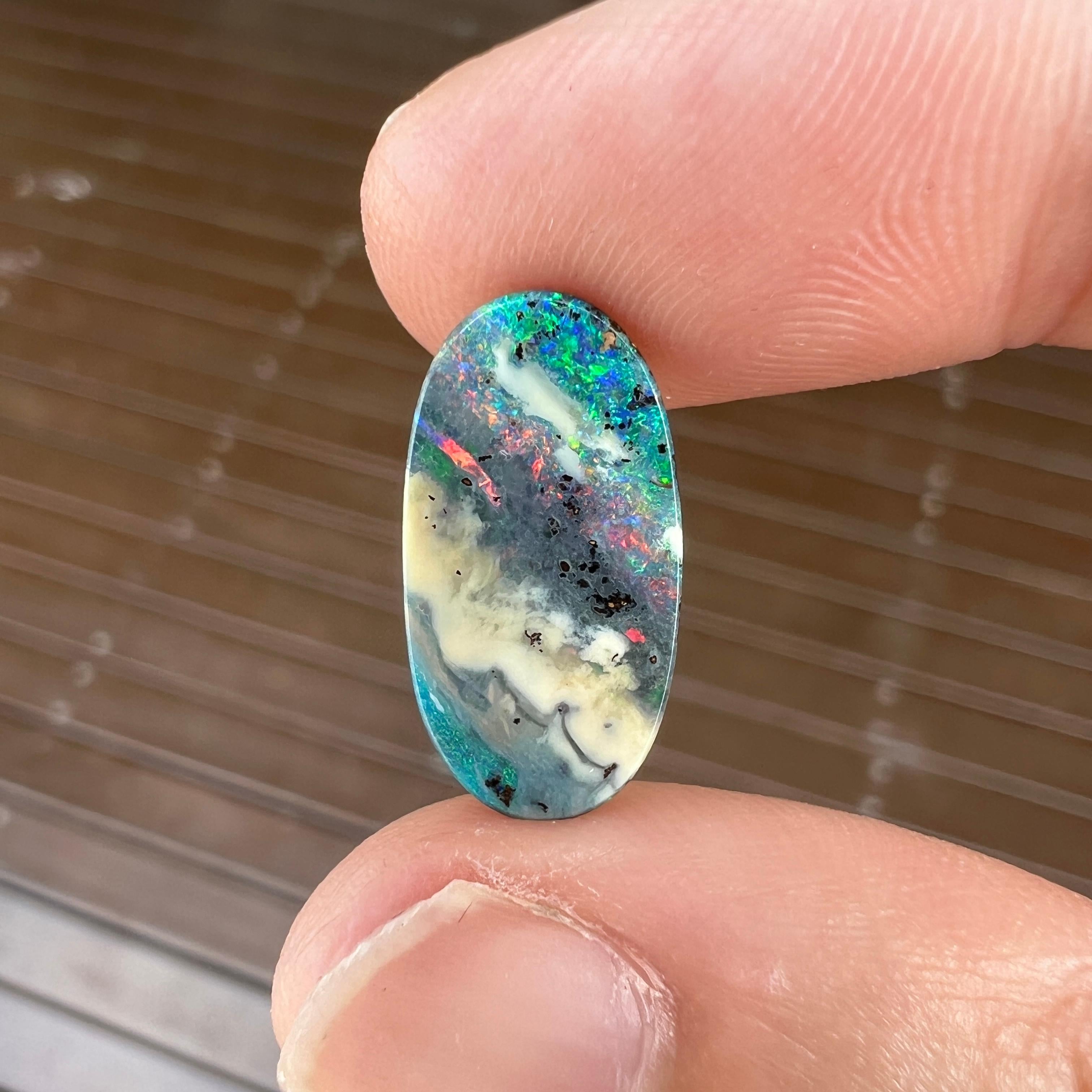 Dieser wunderschöne australische Boulder-Opal mit einem Gewicht von 4,26 Karat wurde von Sue Cooper in ihrer Yaraka-Opalmine im westlichen Queensland, Australien, im Jahr 2024 abgebaut. Sue hat den Rohopal selbst bearbeitet und in eine ovale Form