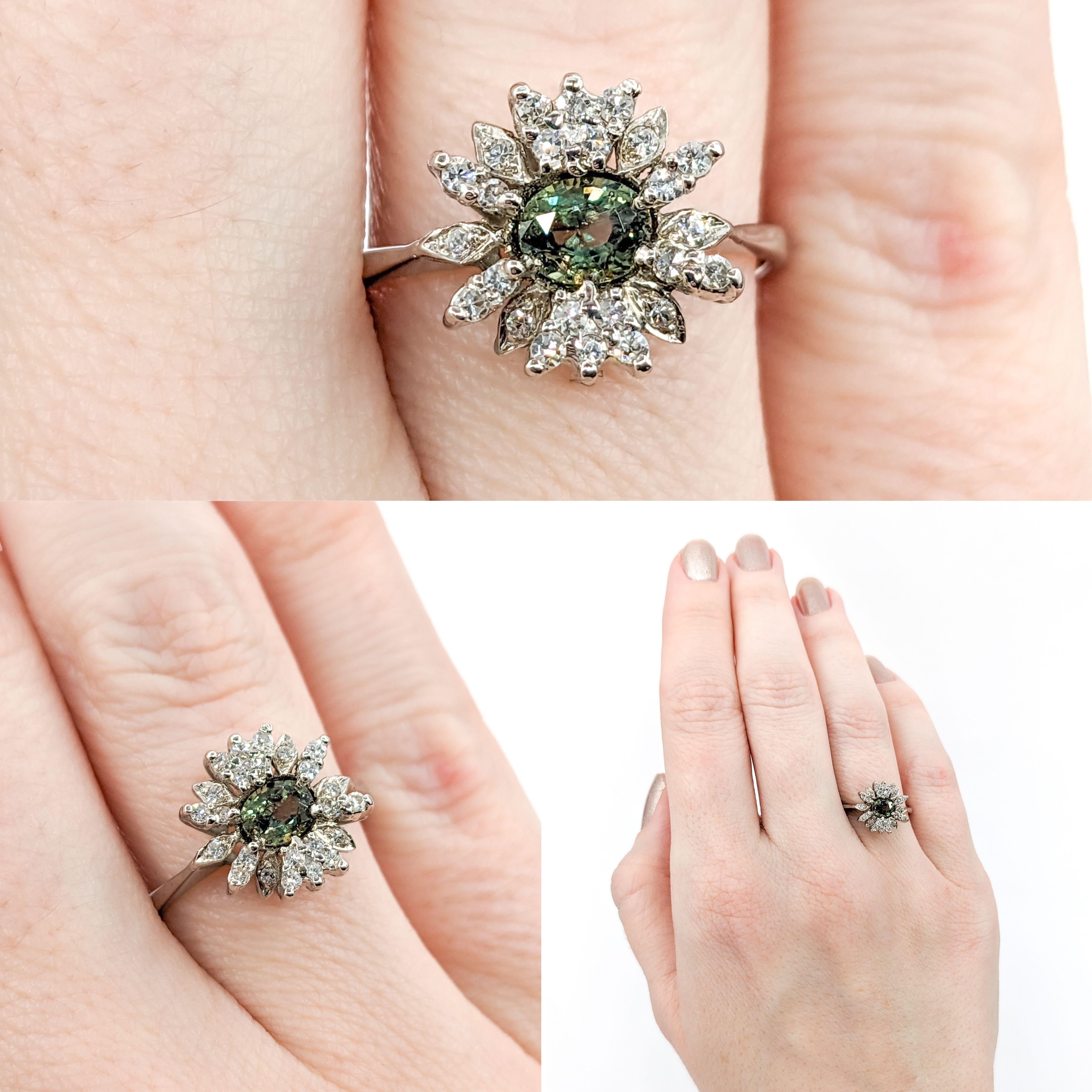 Ring aus Weißgold mit natürlichem 42 Karat Alexandrit und Diamant

Wir präsentieren einen atemberaubenden Ring, der fachmännisch aus 18kt Weißgold gefertigt und mit 0,17ctw brillanten Diamanten und fesselnden Alexandriten verziert ist. Die