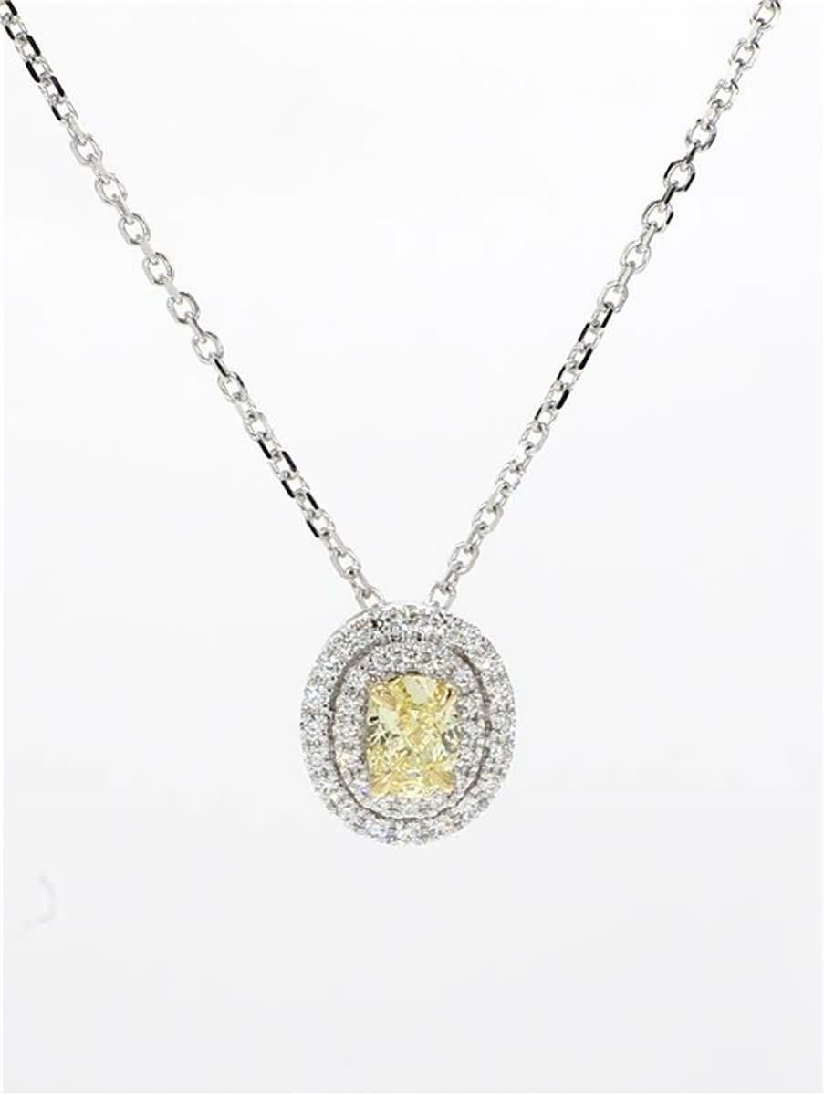 Der klassische Diamant-Anhänger von RareGemWorld. Montiert in einer schönen Fassung aus 18K Gelb- und Weißgold mit einem natürlichen gelben Diamanten im Ovalschliff. Der gelbe Diamant ist von natürlichen runden weißen Diamanten umgeben. Dieser