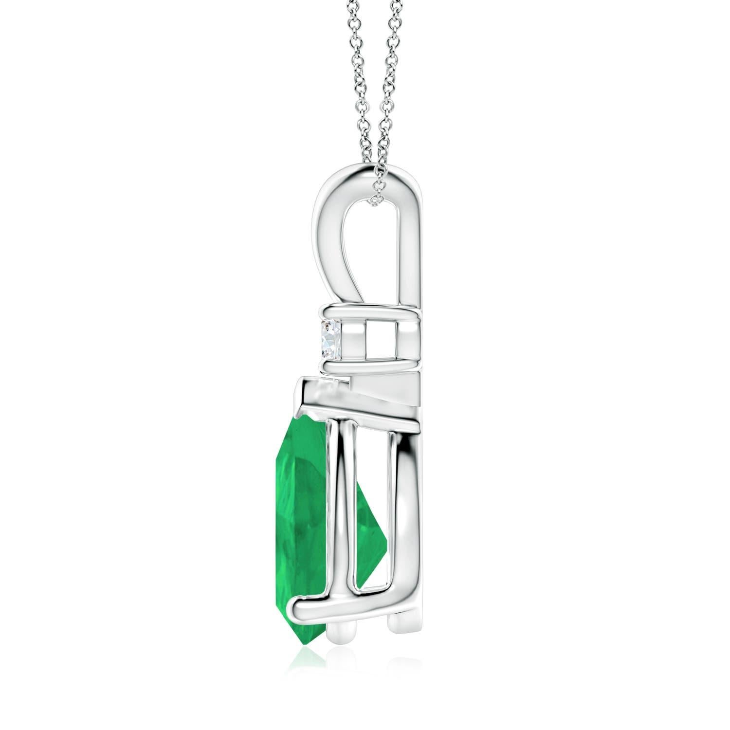 Ce pendentif solitaire classique est orné d'une émeraude en forme de poire, fixée dans un serti clos. Un diamant rond brillant est posé sur la pierre précieuse d'un vert luxuriant, ce qui ajoute à la beauté du design. Simple mais séduisant, ce