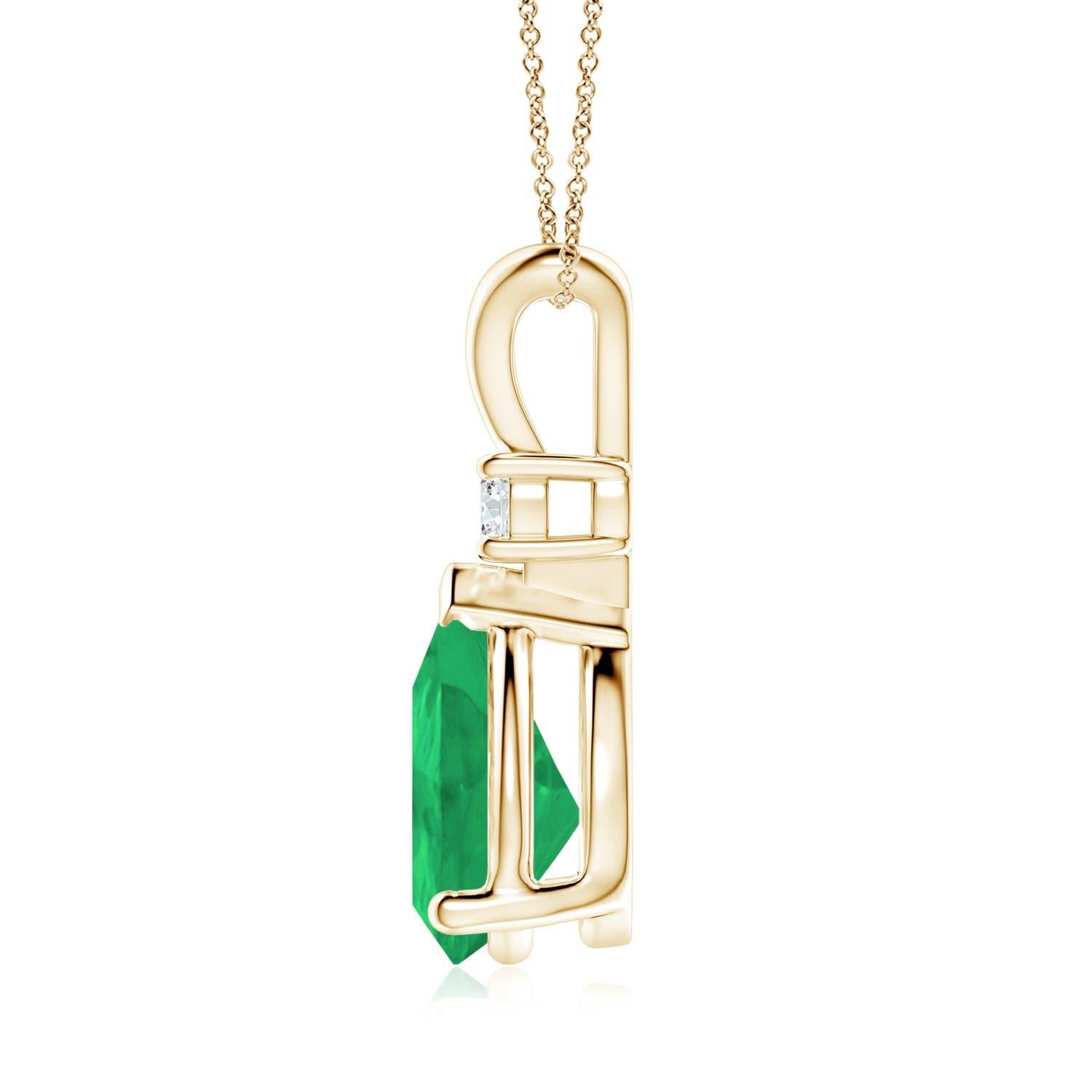 Ce pendentif solitaire classique est orné d'une émeraude en forme de poire, fixée dans un serti clos. Un diamant rond brillant est posé sur la pierre précieuse d'un vert luxuriant, ce qui ajoute à la beauté du design. Simple mais séduisant, ce