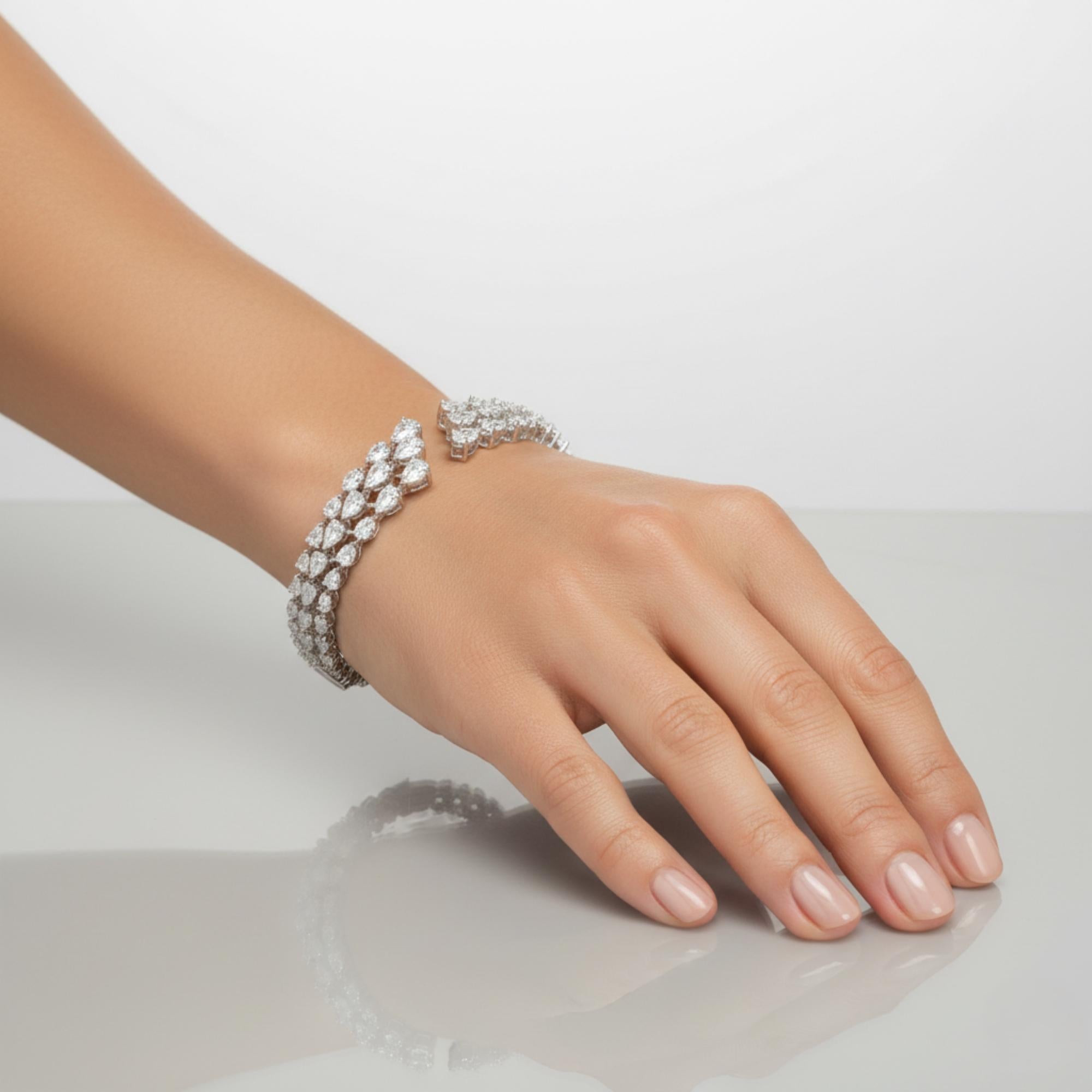 Dieser exquisite Armreif ist aus 18-karätigem Gold gegossen und mit 4,55 Karat funkelnden Diamanten besetzt.

FOLLOW SPECTRUM JEWELS Storefront, um die neueste Collection'S und exklusive Stücke zu sehen. Spectrum Jewels ist stolz darauf, ein Top