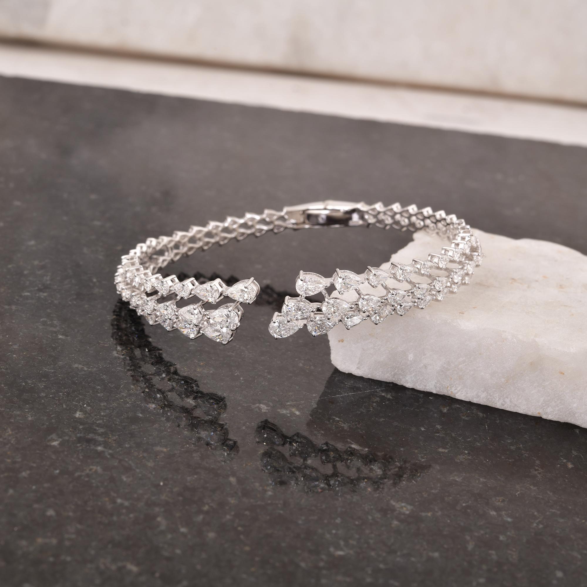 Taille poire Bracelet manchette jonc en or blanc 18 carats avec diamants poire naturels de 4,55 carats en vente