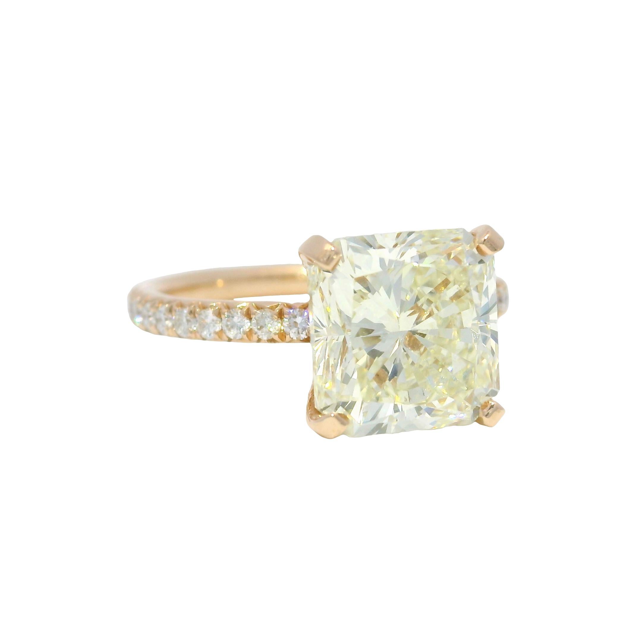 Natürlicher 4,55 Karat Diamant im Radiant-Schliff 14-Karat Verlobungsring Vorrätig (Moderne) im Angebot