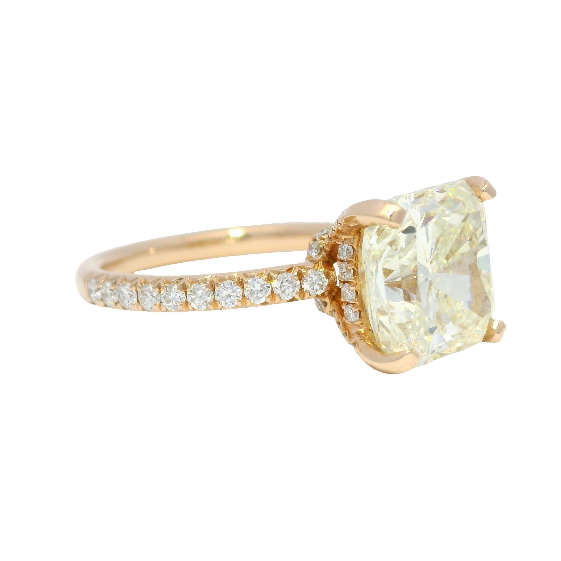 Natürlicher 4,55 Karat Diamant im Radiant-Schliff 14-Karat Verlobungsring Vorrätig (Radiantschliff) im Angebot