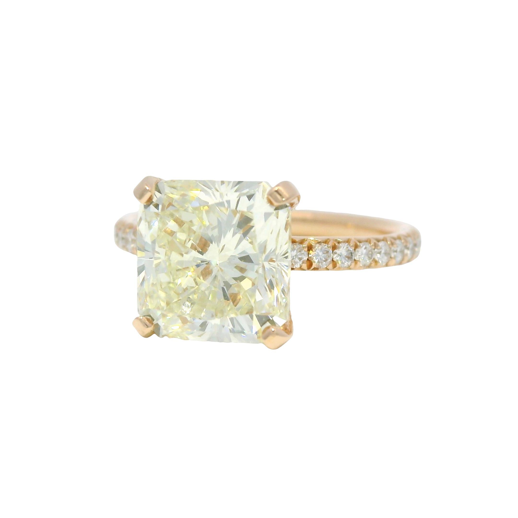 Natürlicher 4,55 Karat Diamant im Radiant-Schliff 14-Karat Verlobungsring Vorrätig im Zustand „Hervorragend“ im Angebot in Boca Raton, FL